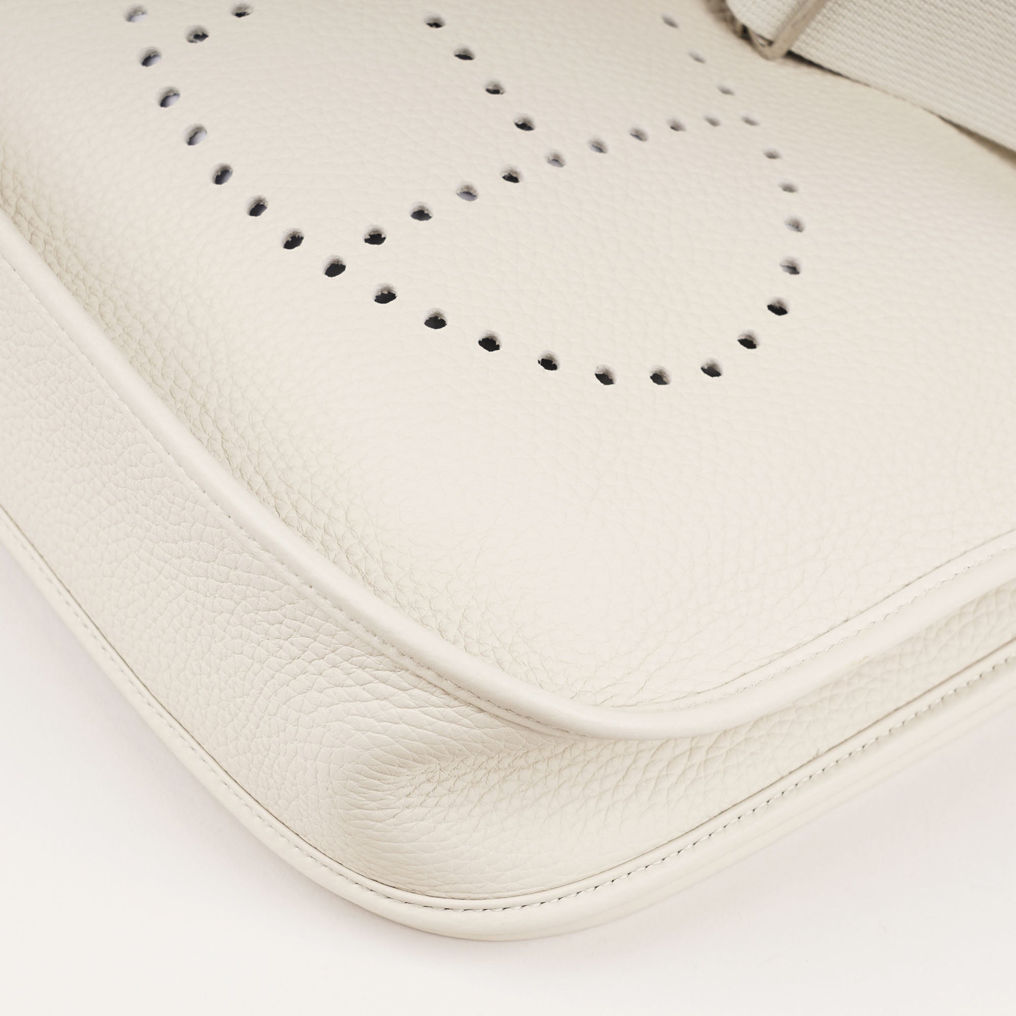 Evelyne III 29 Shoulder Bag - HERMÈS - Affordable Luxury image