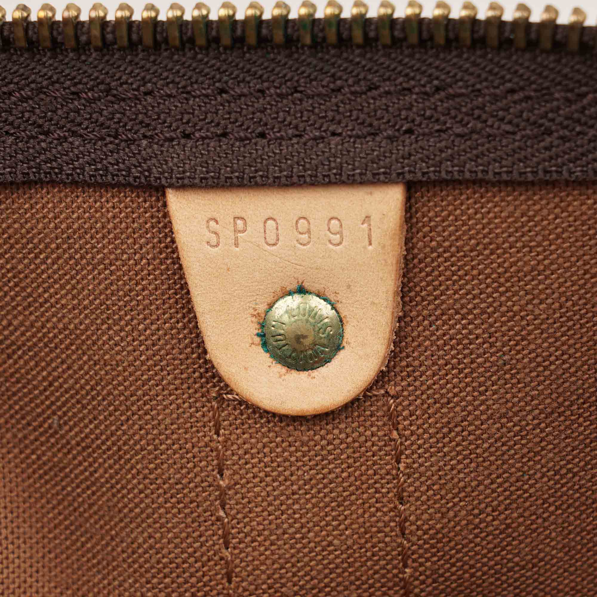 Keepall 55 Bandoulière Bag - LOUIS VUITTON - Affordable Luxury image