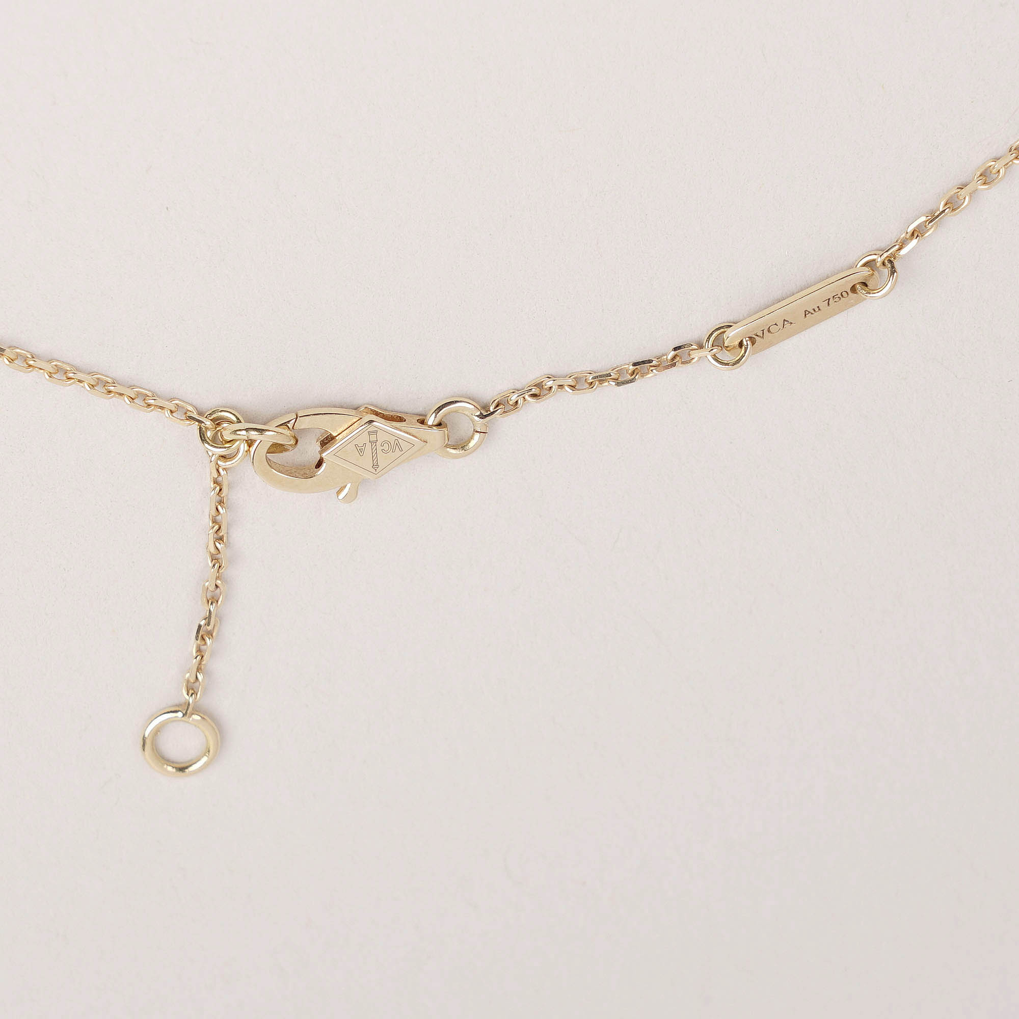 Sweet Alhambra Pendant Necklace - VAN CLEEF & ARPELS - Affordable Luxury image