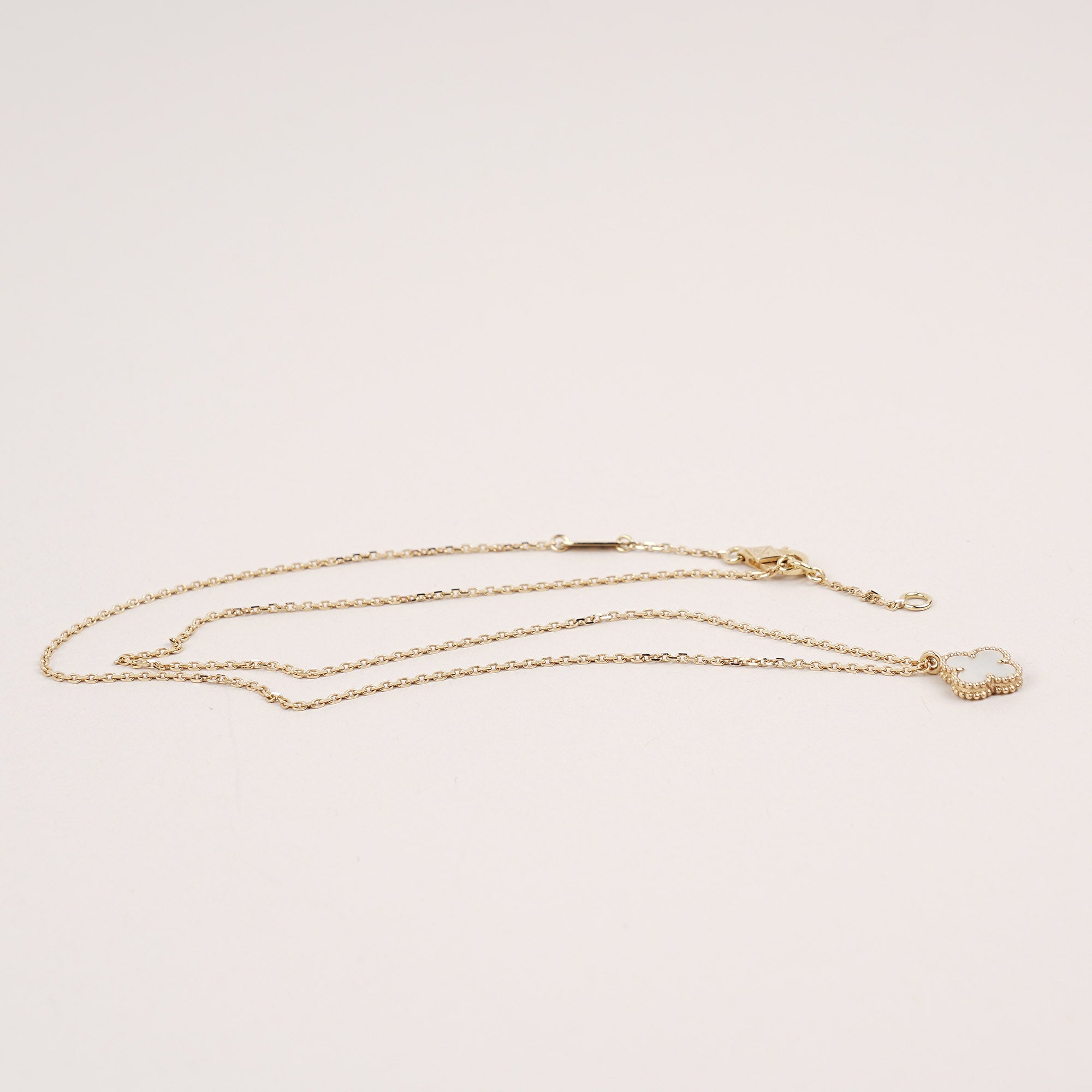 Sweet Alhambra Pendant Necklace - VAN CLEEF & ARPELS - Affordable Luxury image
