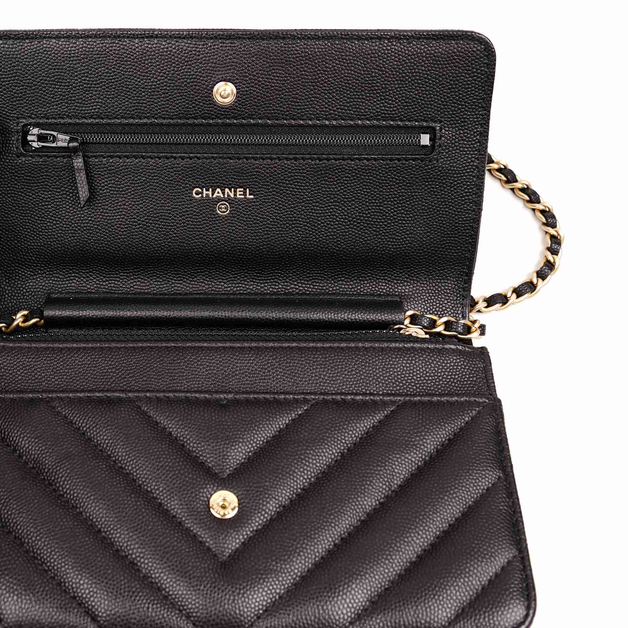 Wallet on Chain Chevron - CHANEL - Affordable Luxury image