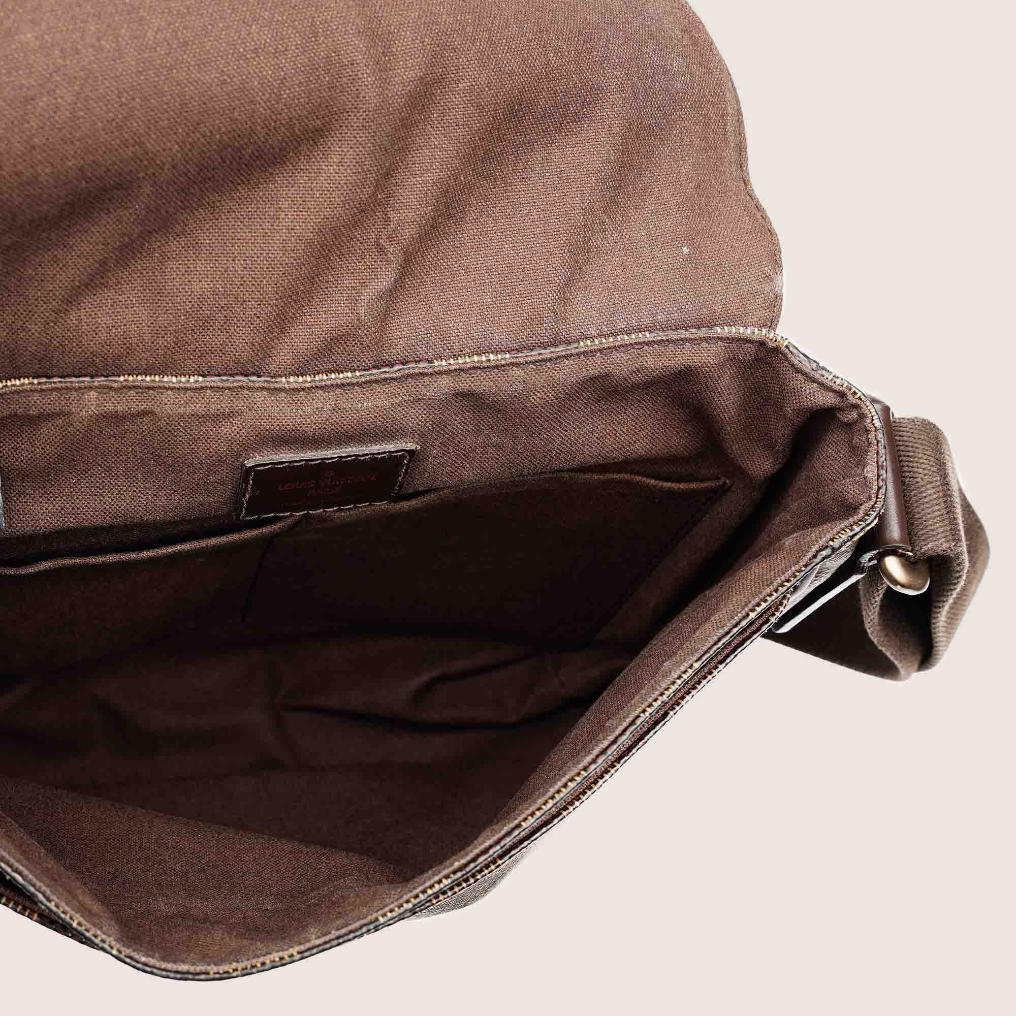 District Messenger Bag PM - LOUIS VUITTON - Affordable Luxury image