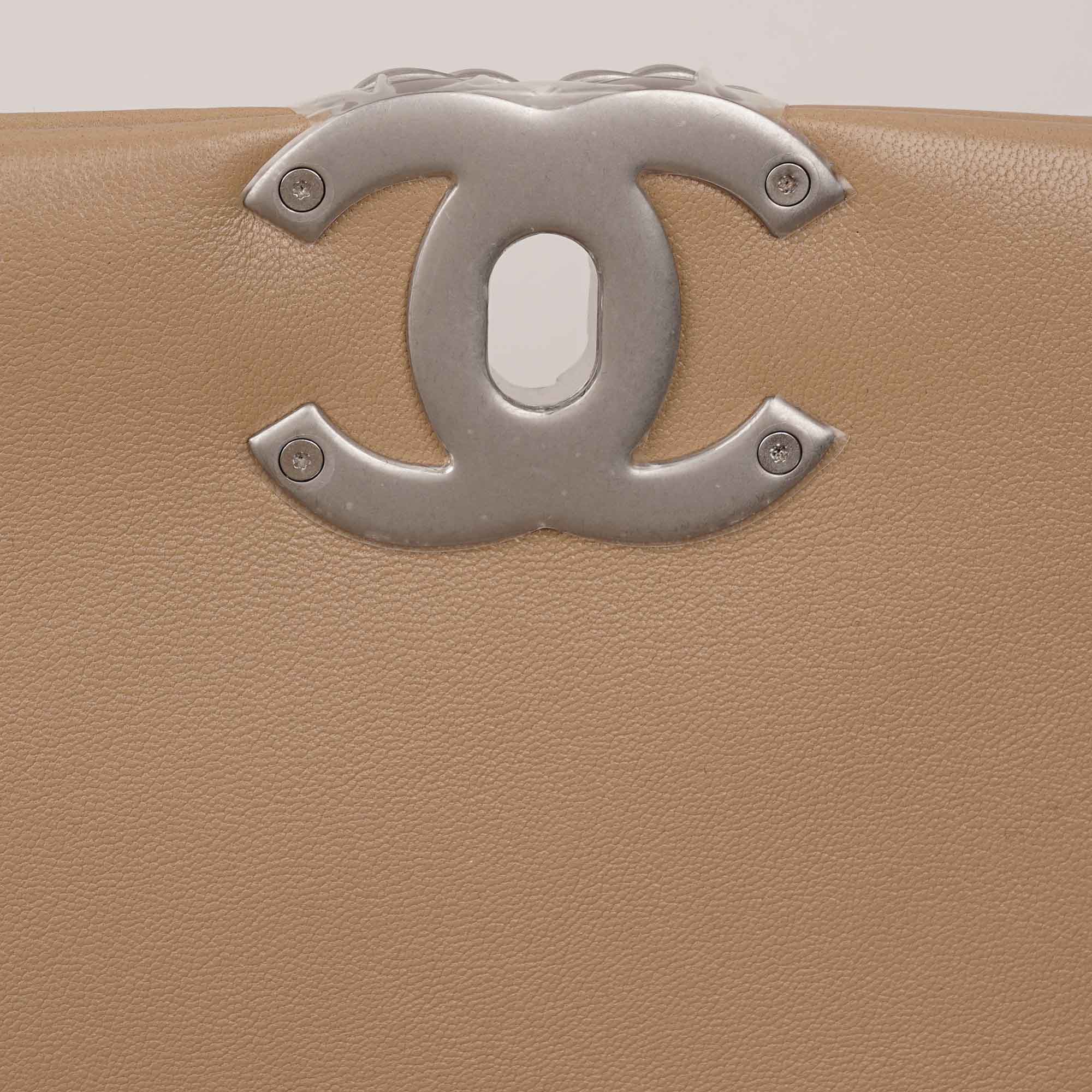 19 Medium/Large Flap - CHANEL - Affordable Luxury image