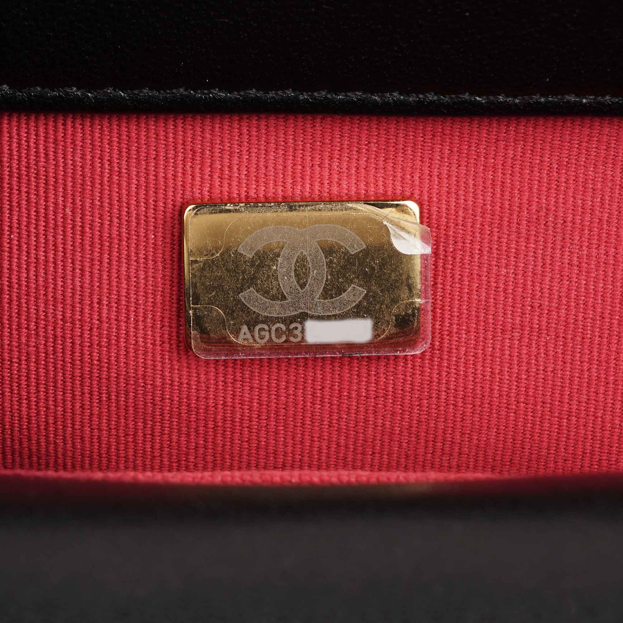 19 Small Flap - CHANEL - Affordable Luxury image