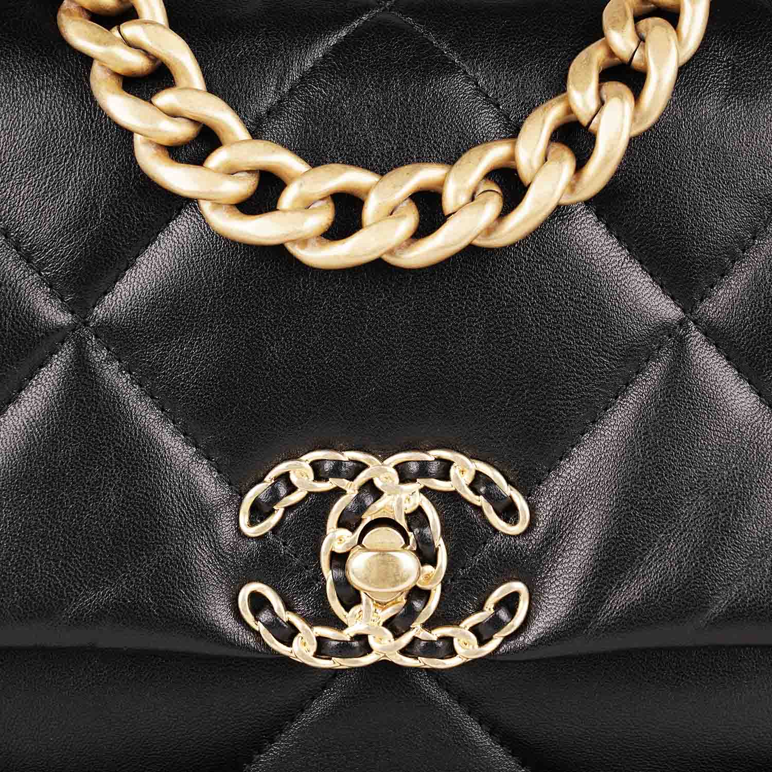 19 Small Flap - CHANEL - Affordable Luxury image