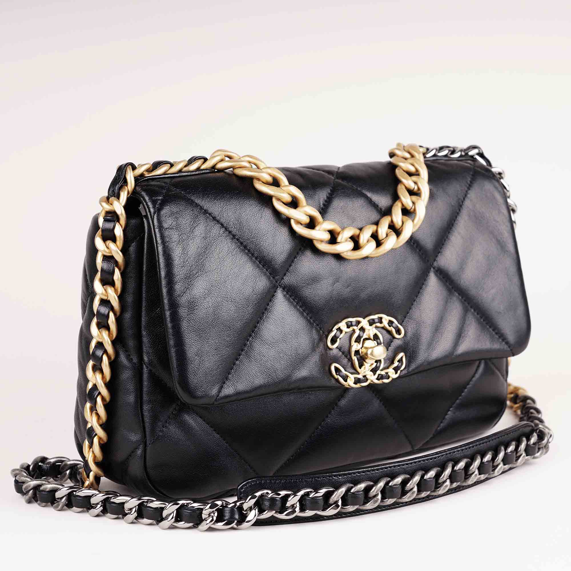 19 Small Flap - CHANEL - Affordable Luxury image