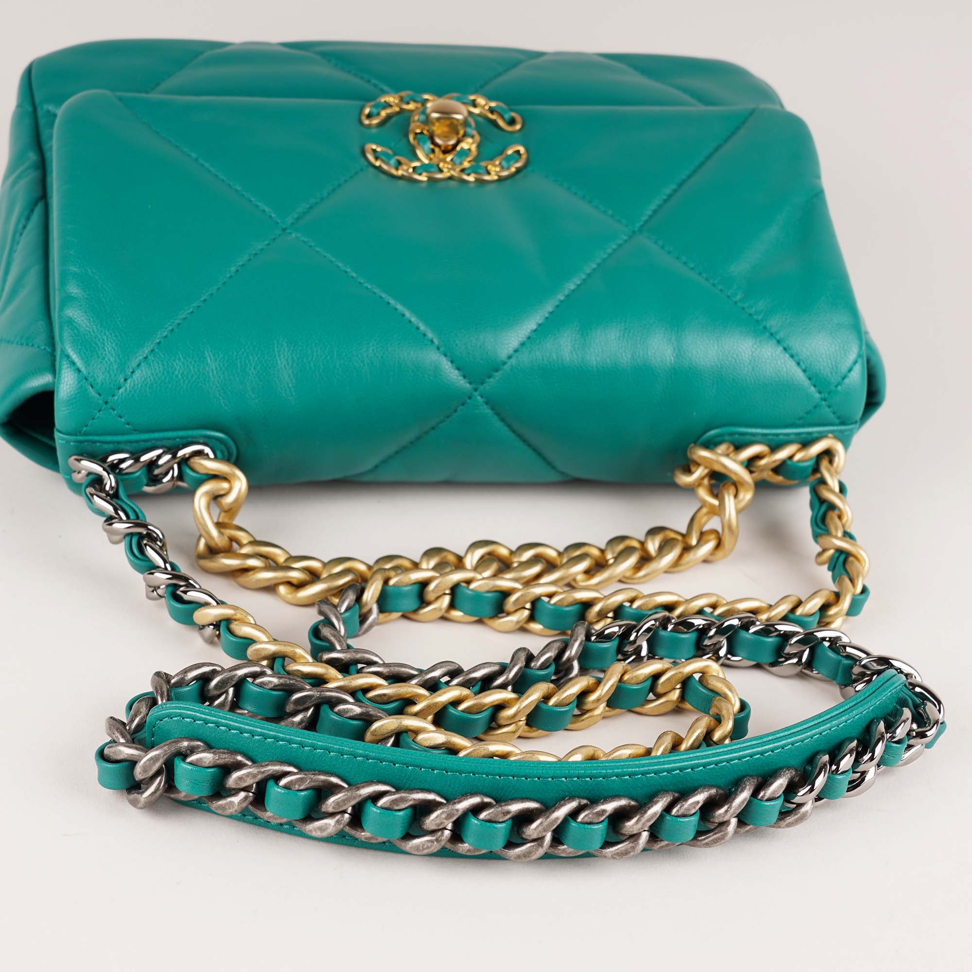 19 Small Flap Bag Green - CHANEL - Affordable Luxury image