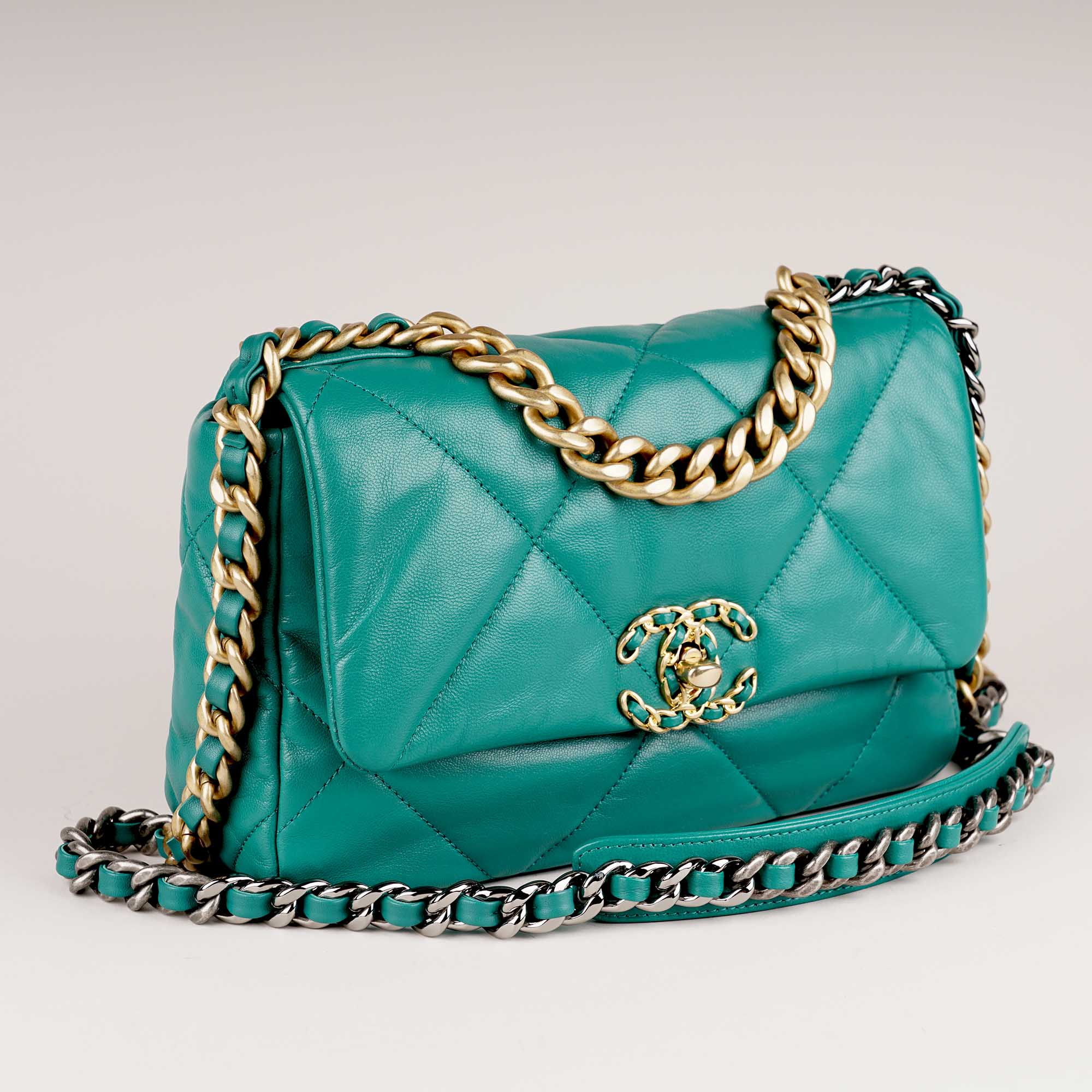 19 Small Flap Bag Green - CHANEL - Affordable Luxury