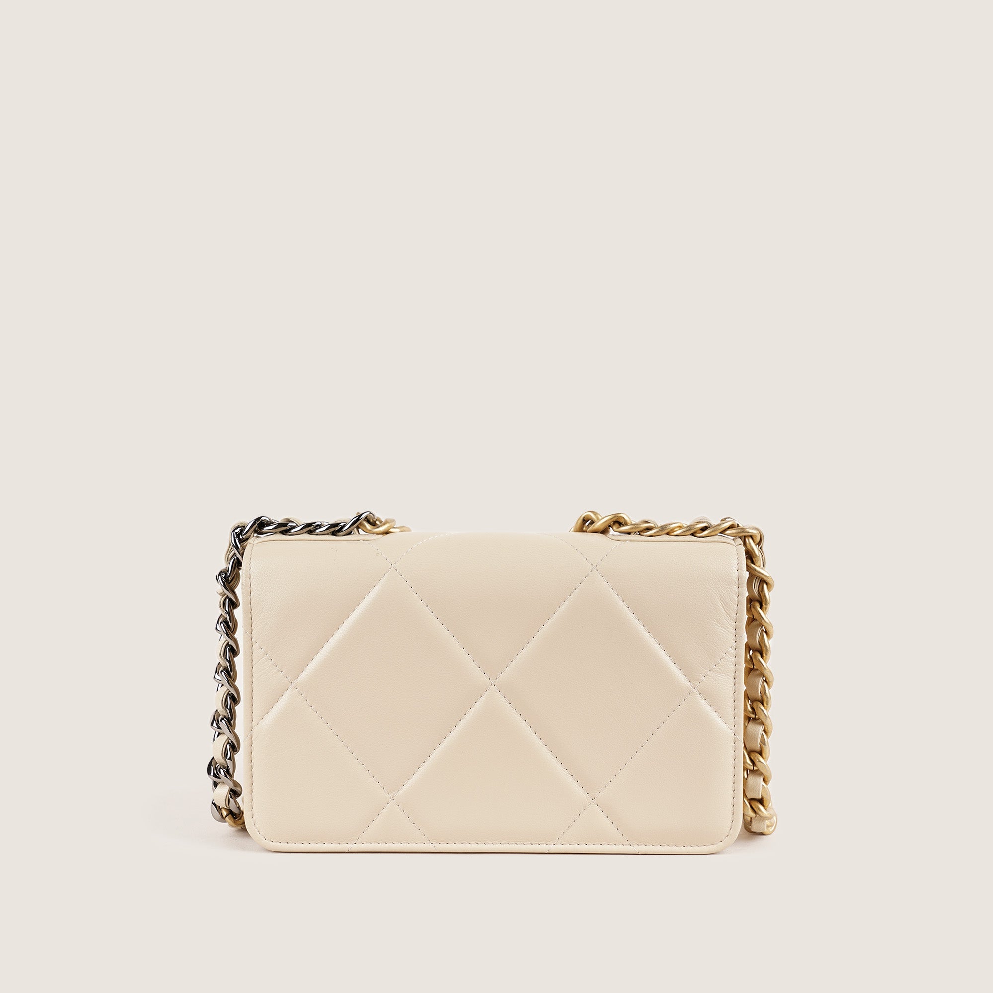 19 Wallet on Chain - CHANEL - Affordable Luxury