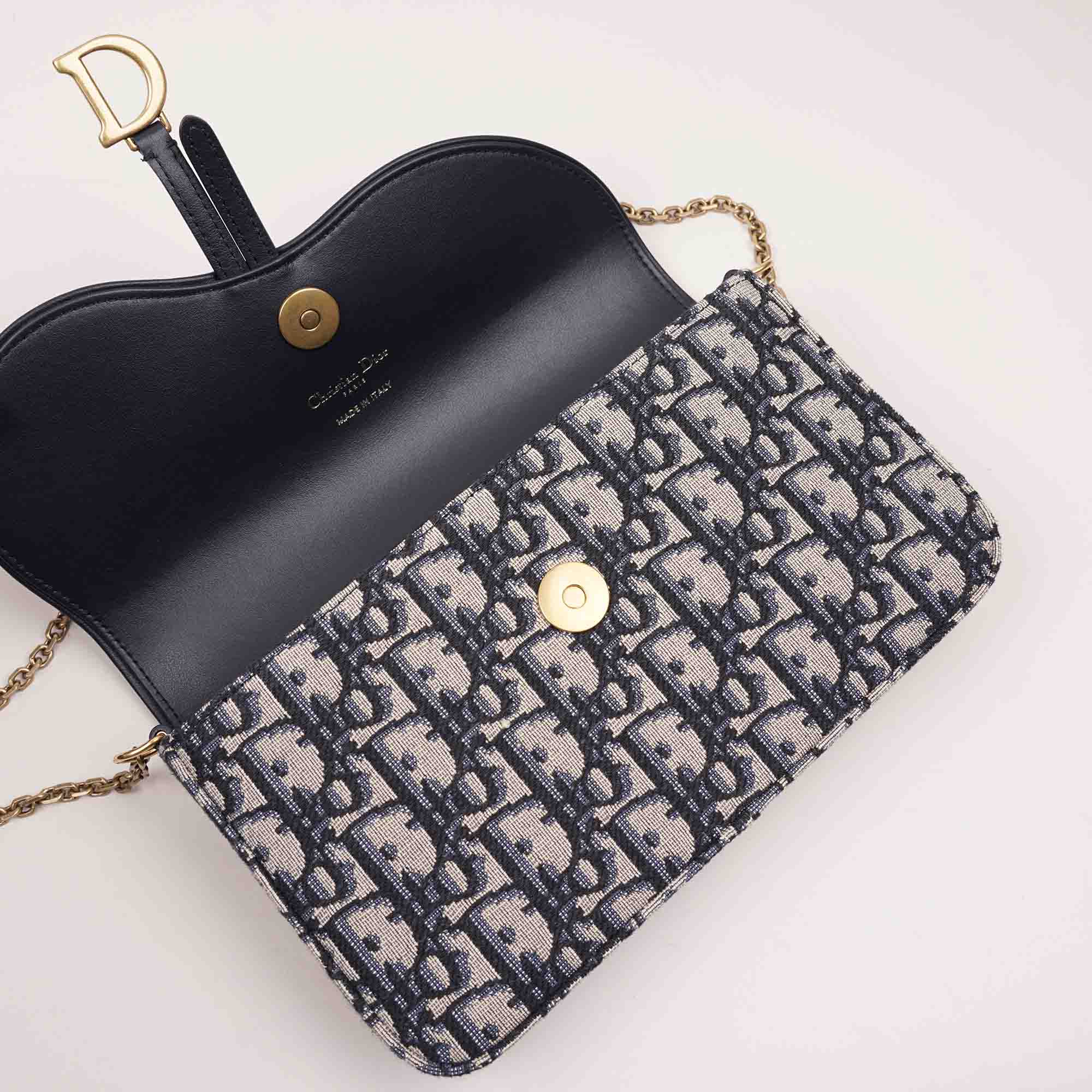 Medium Saddle Pouch with Chain image