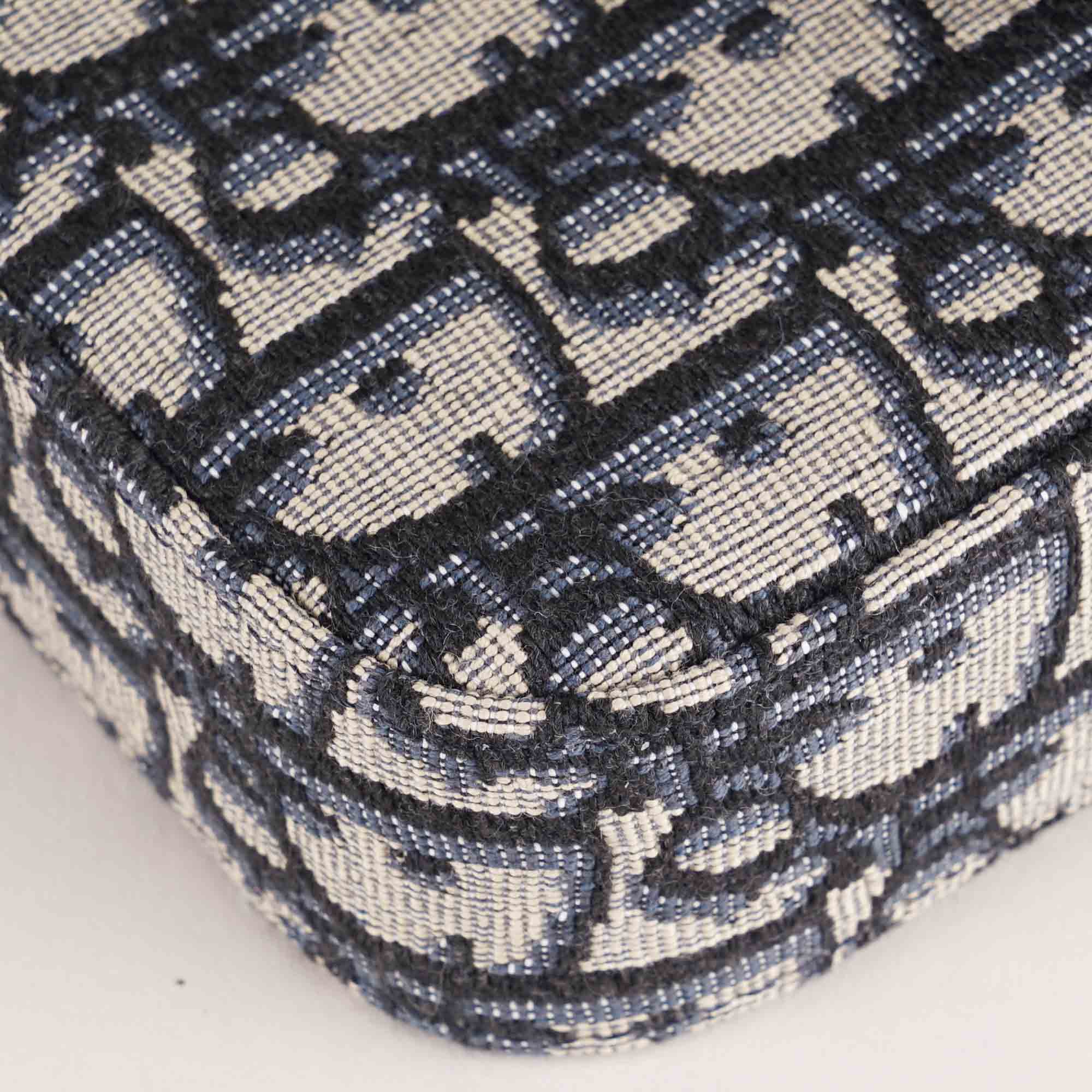 Medium Saddle Pouch with Chain image