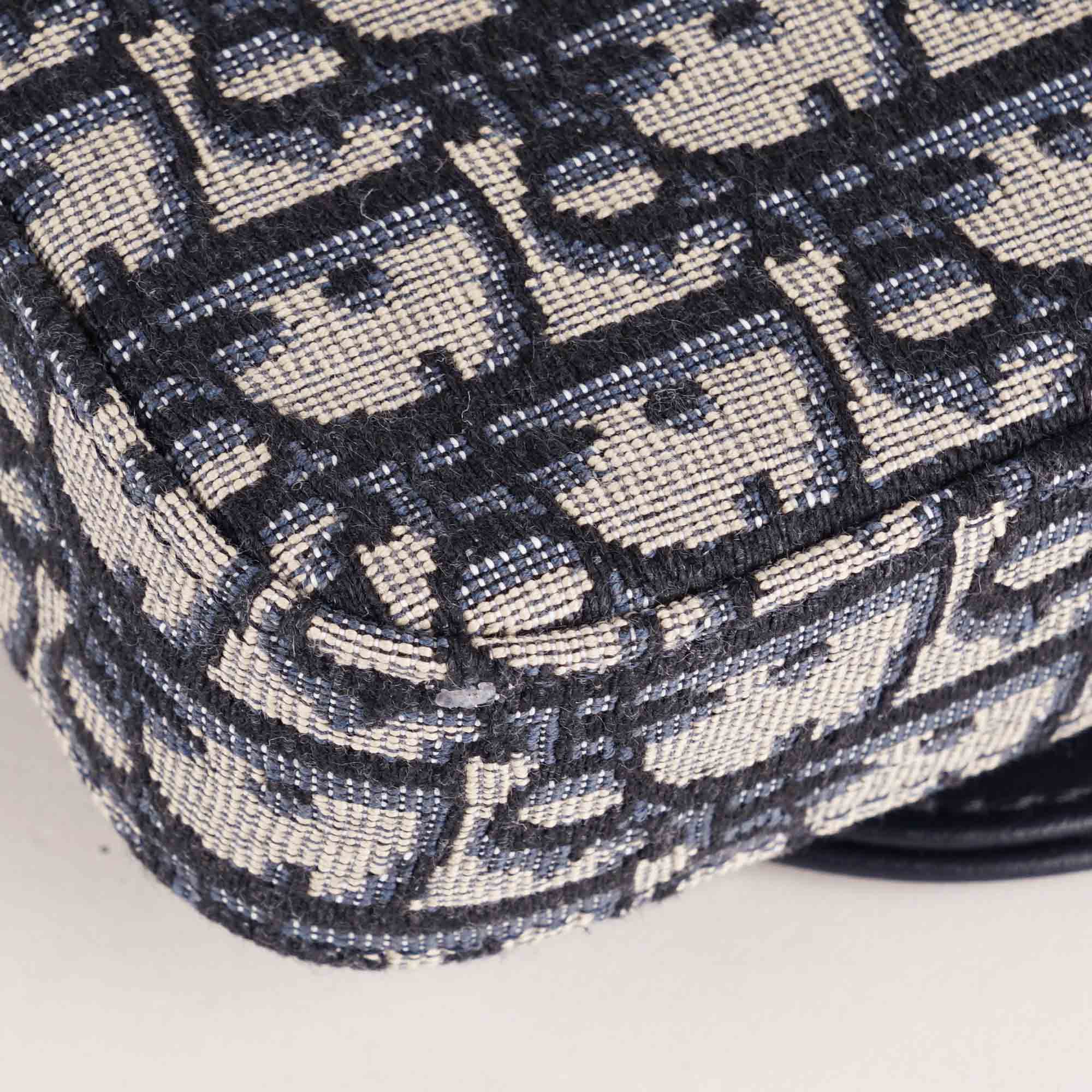 Medium Saddle Pouch with Chain image