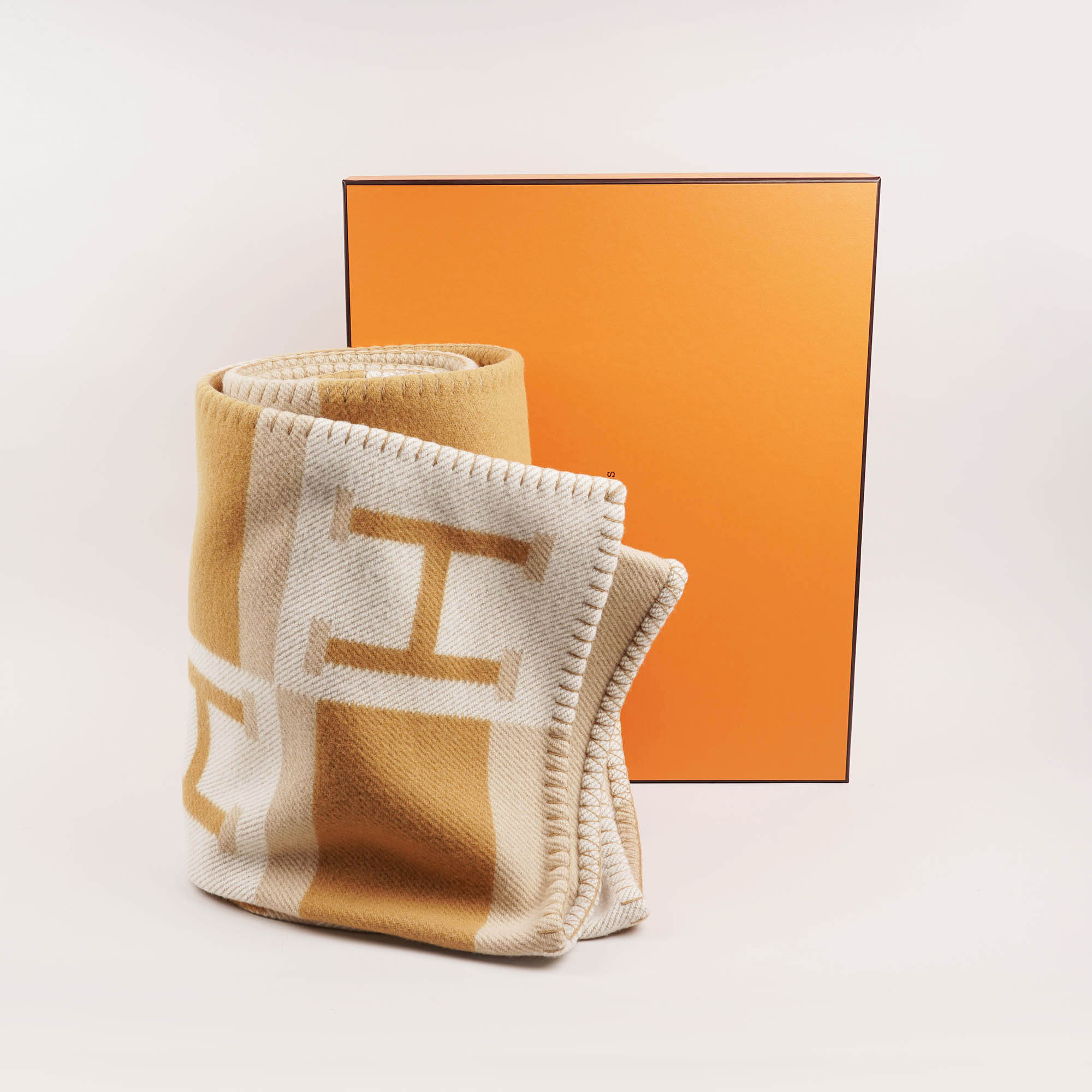 Avalon Bayadere Blanket - HERMÈS - Affordable Luxury image