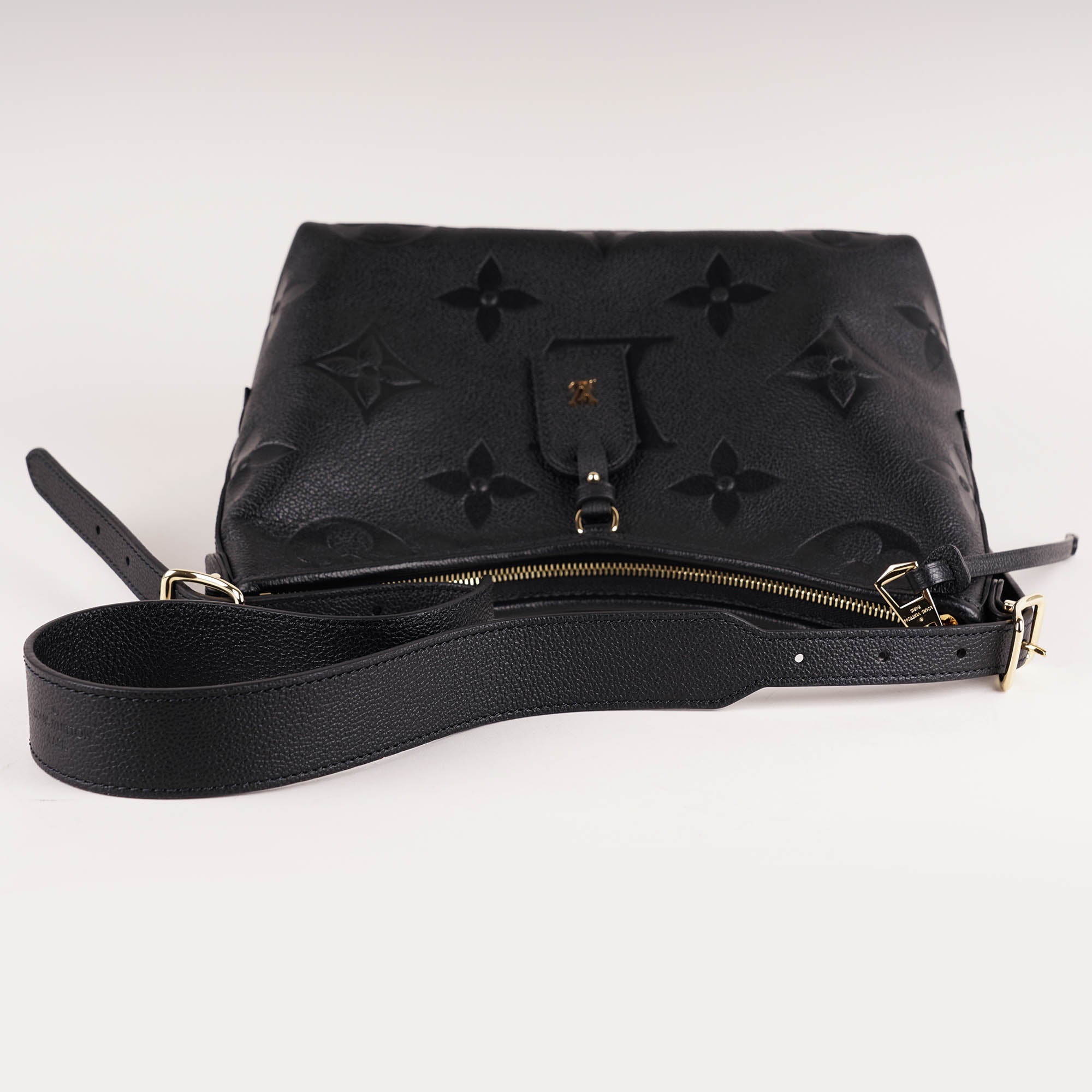 Carryall PM Shoulder Bag - LOUIS VUITTON - Affordable Luxury image