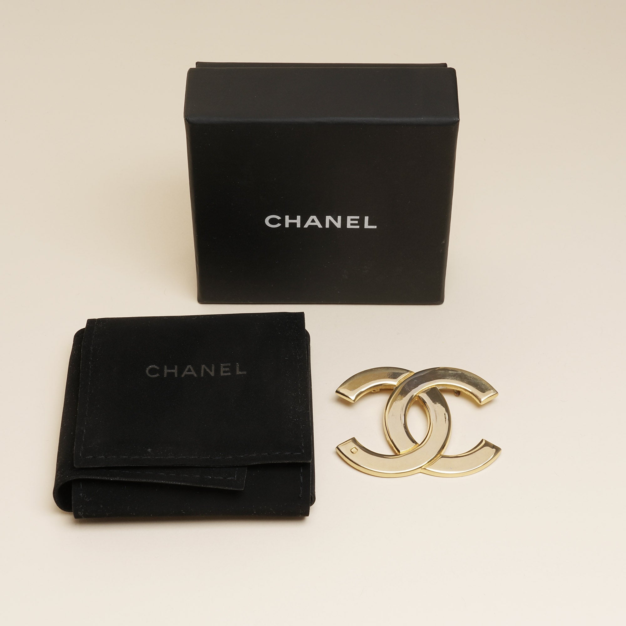 CC Brooch - CHANEL - Affordable Luxury image