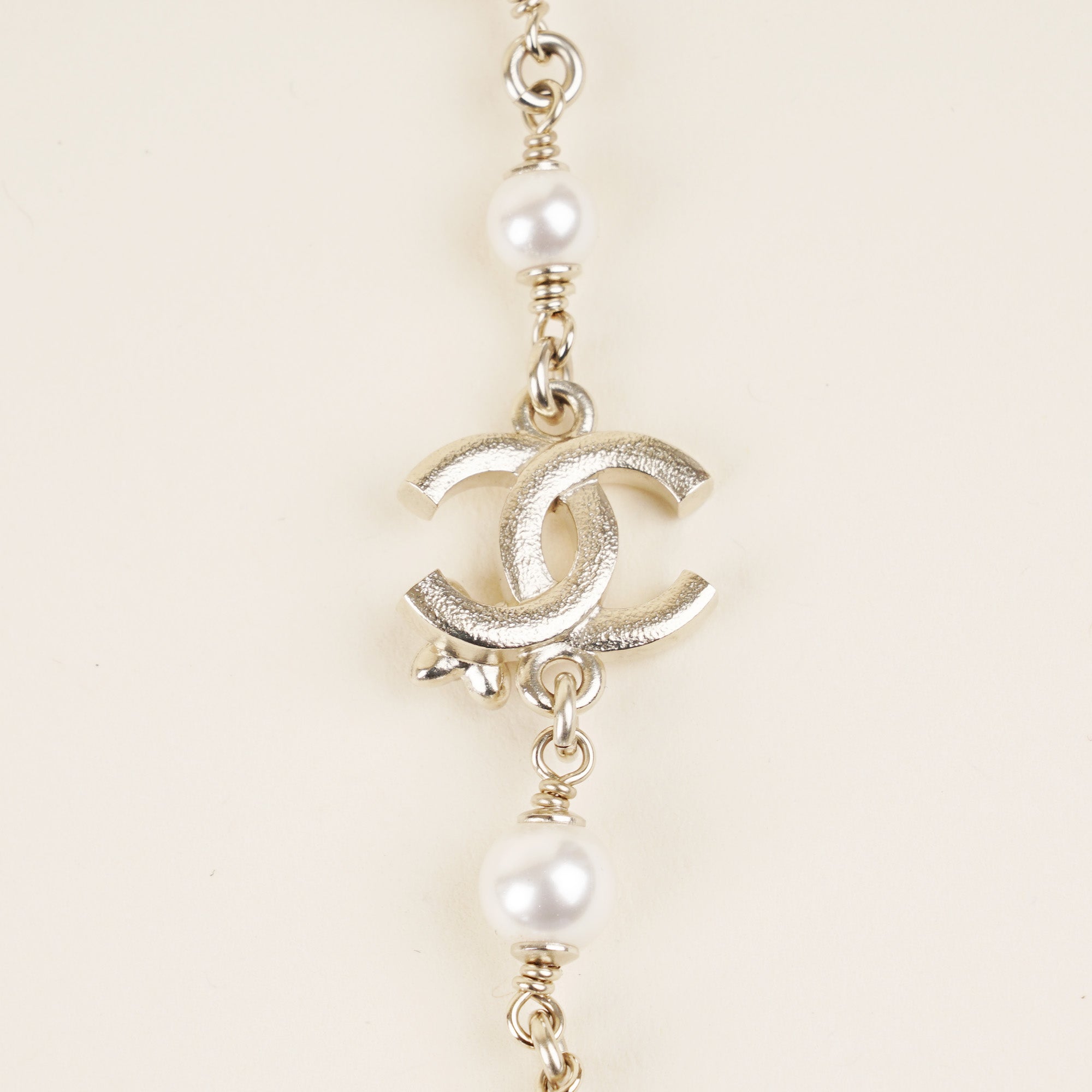 CC Camellia Pearl Necklace - CHANEL - Affordable Luxury image