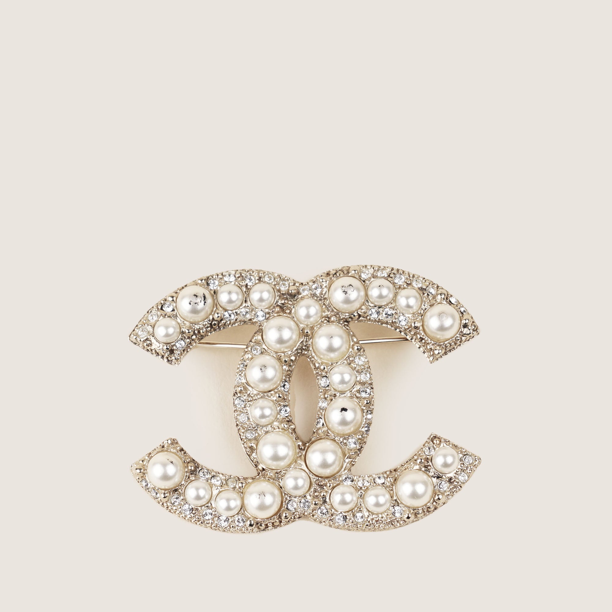 CC Faux Pearl Brooch - CHANEL - Affordable Luxury