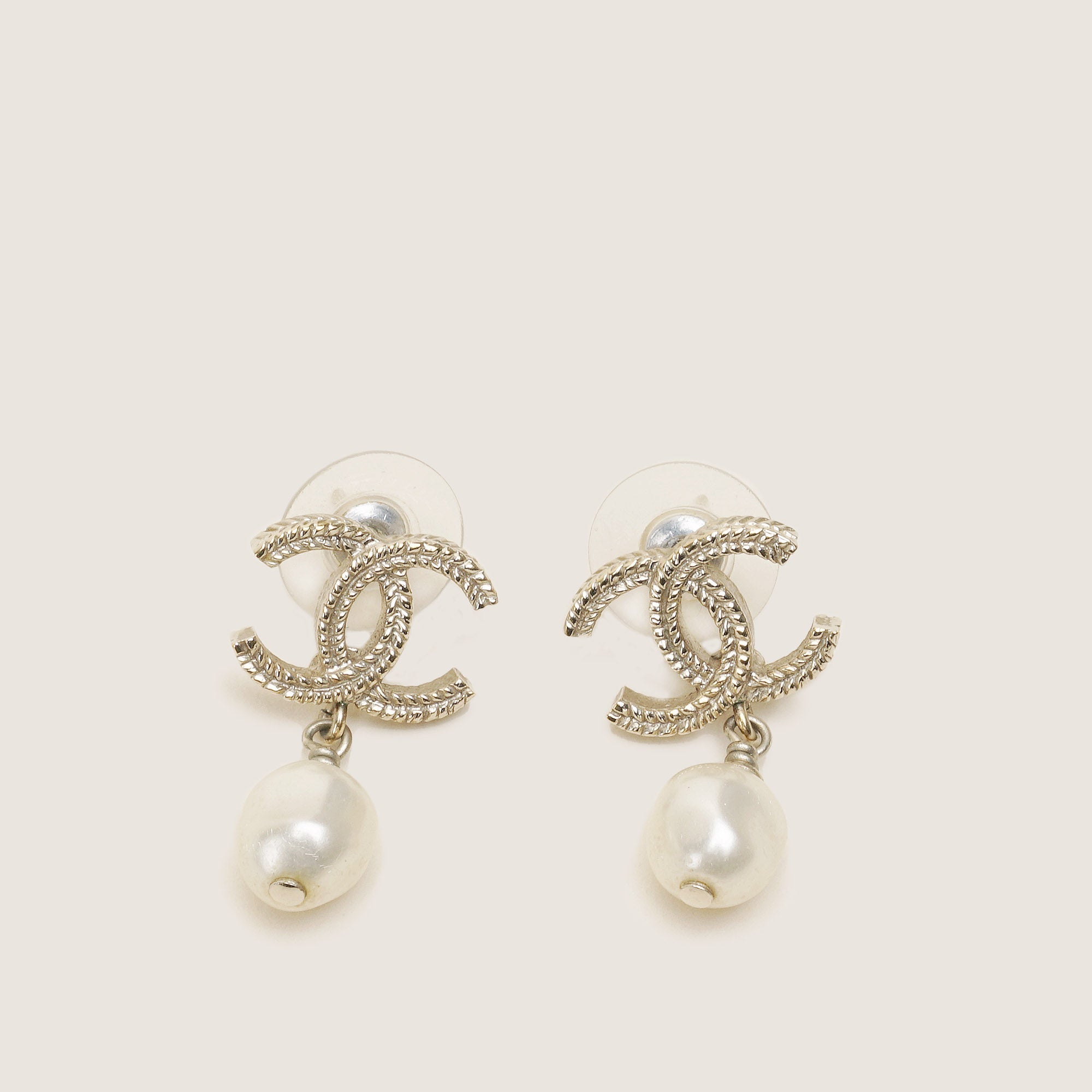 CC Pearl Drop Earrings - CHANEL - Affordable Luxury image