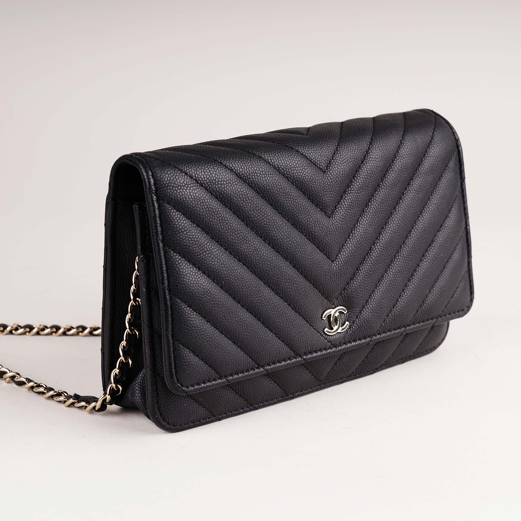 Chevron Wallet on Chain - CHANEL - Affordable Luxury image