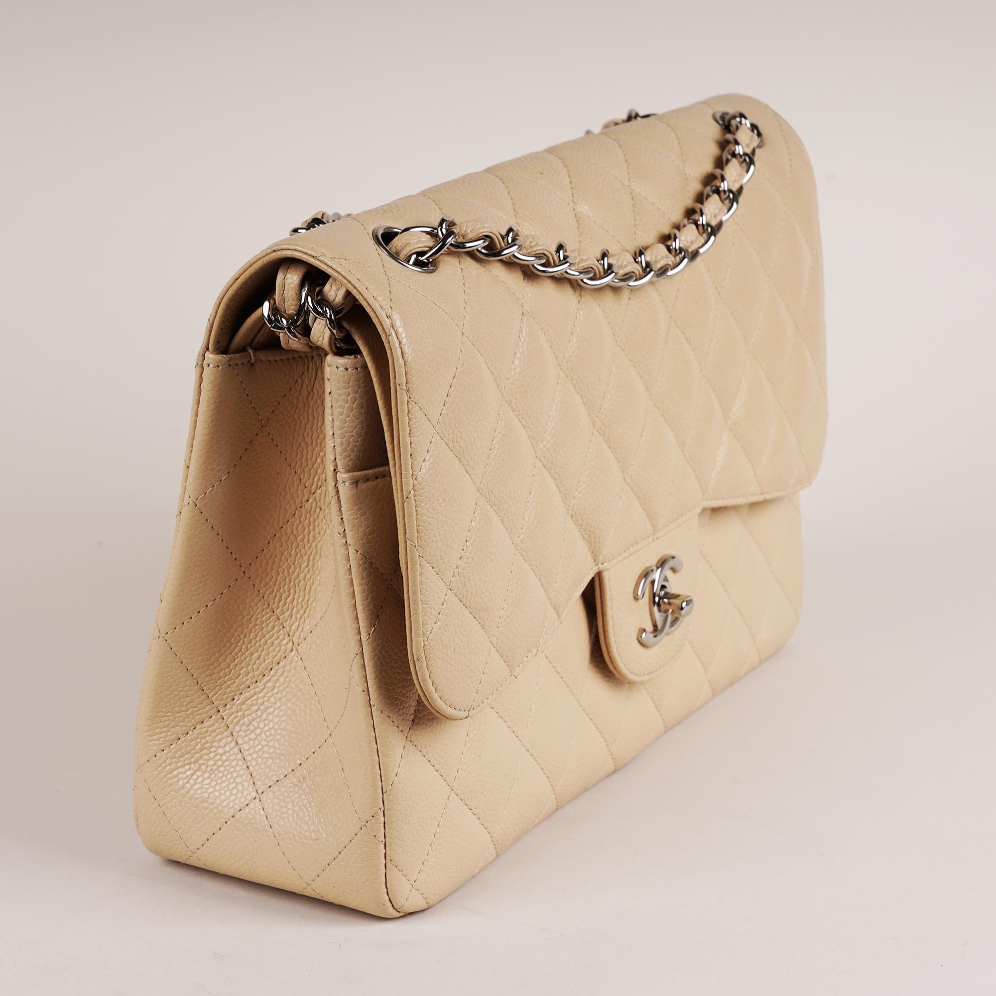 Classic Large/Jumbo Double Flap - CHANEL - Affordable Luxury image
