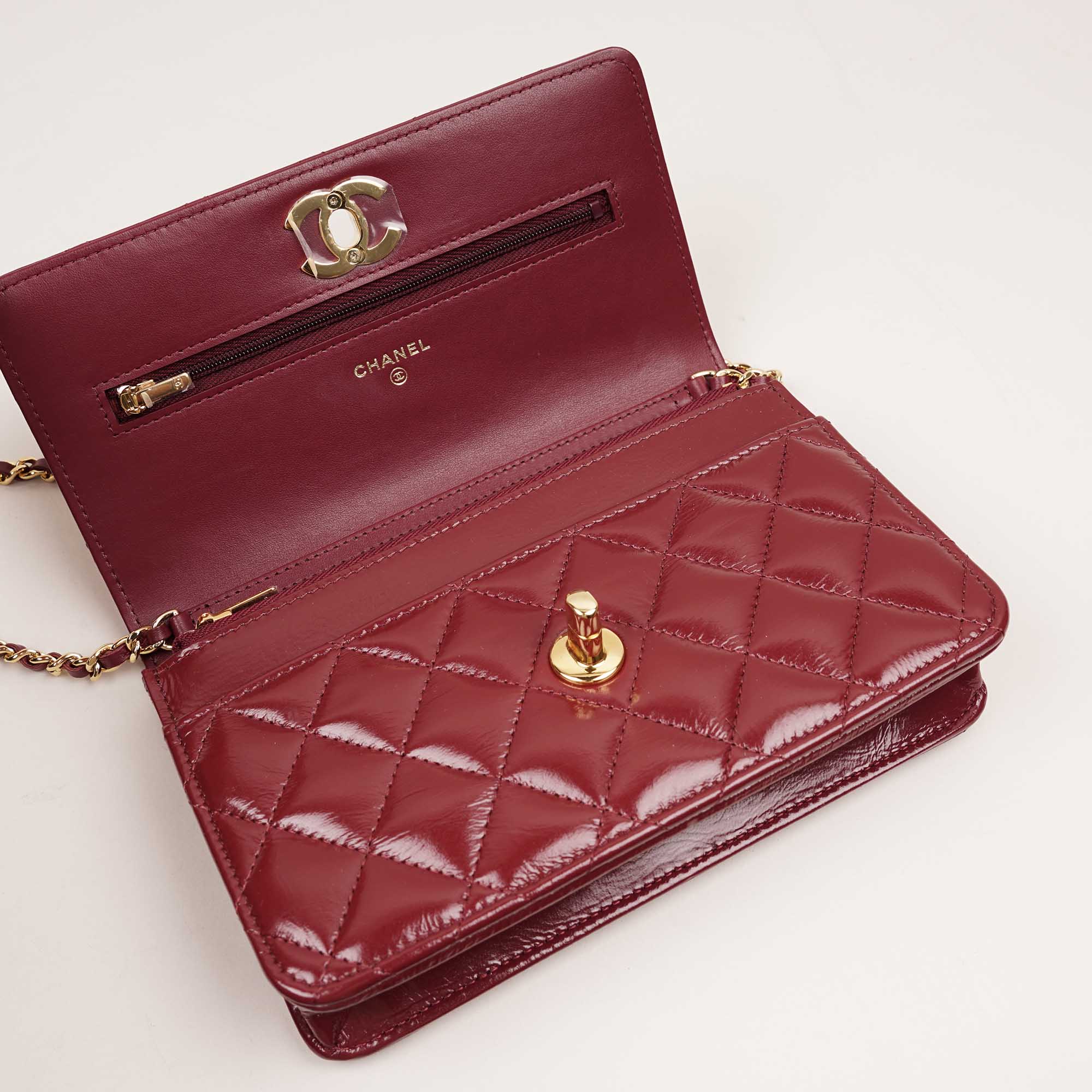 Classic Wallet on Chain - CHANEL - Affordable Luxury image