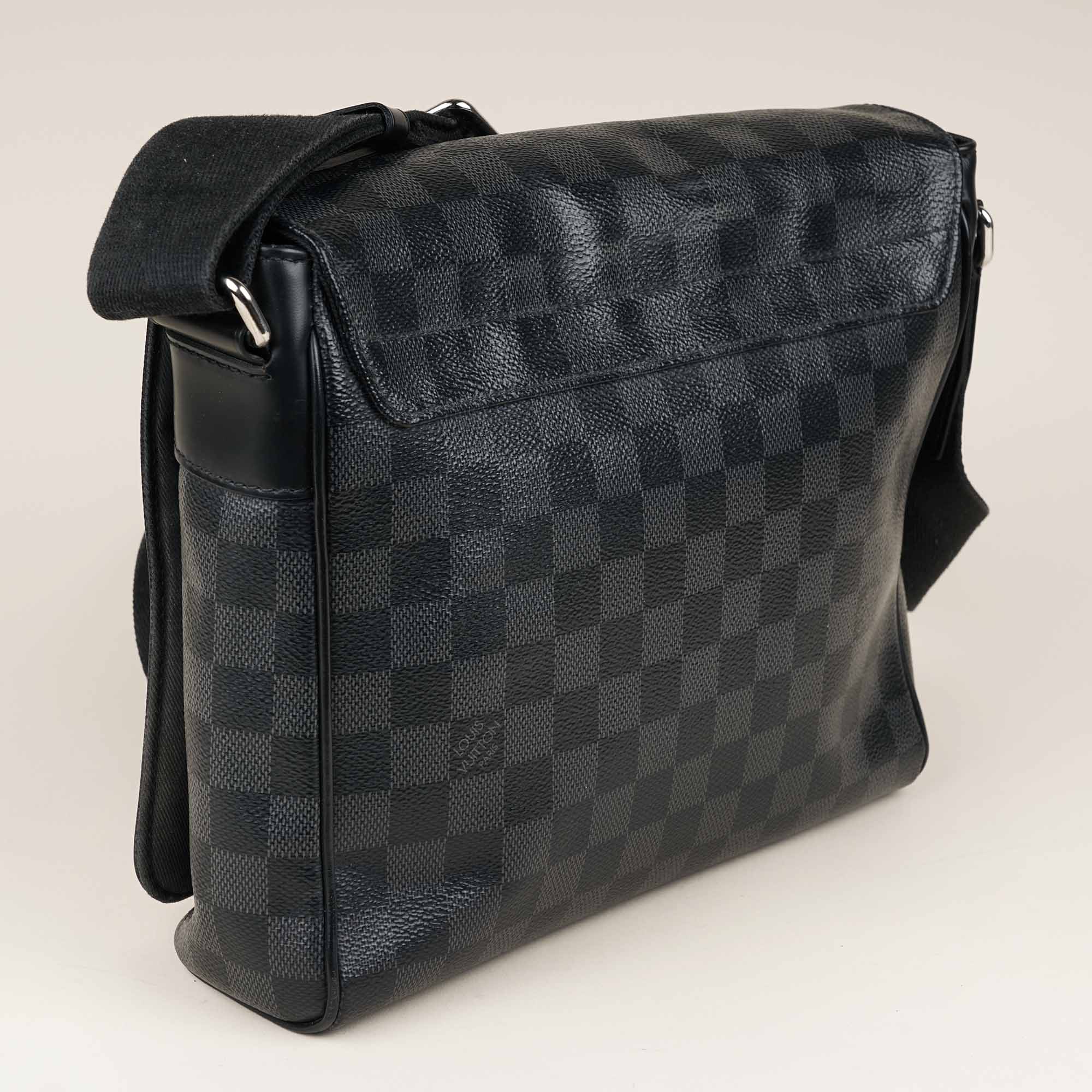 District PM Messenger - LOUIS VUITTON - Affordable Luxury image