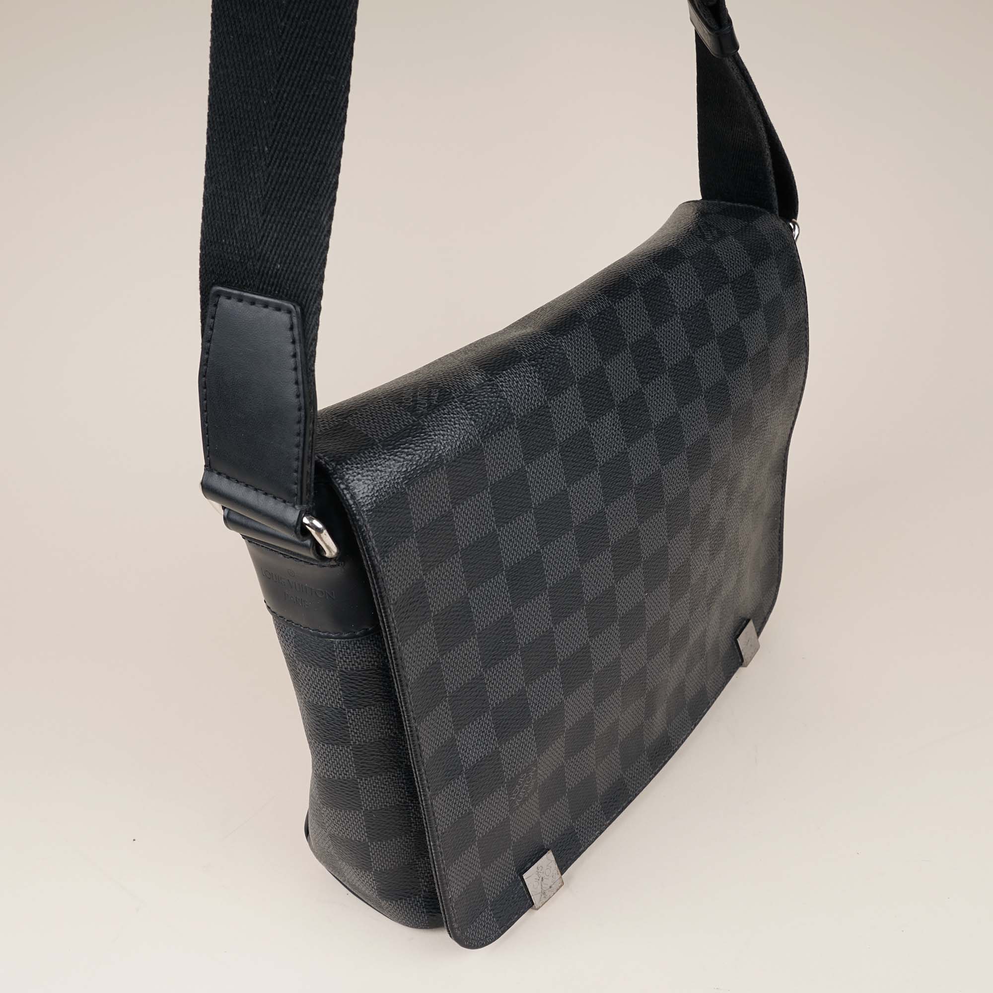 District PM Messenger - LOUIS VUITTON - Affordable Luxury image