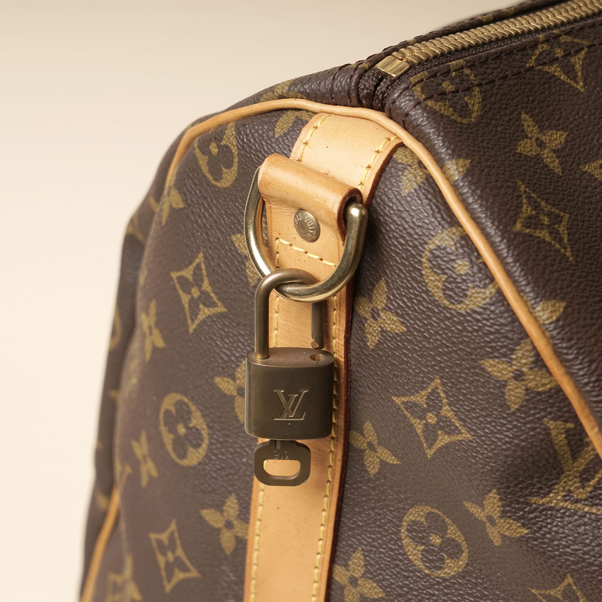 Keepall 50 Bandoulière Bag - LOUIS VUITTON - Affordable Luxury image