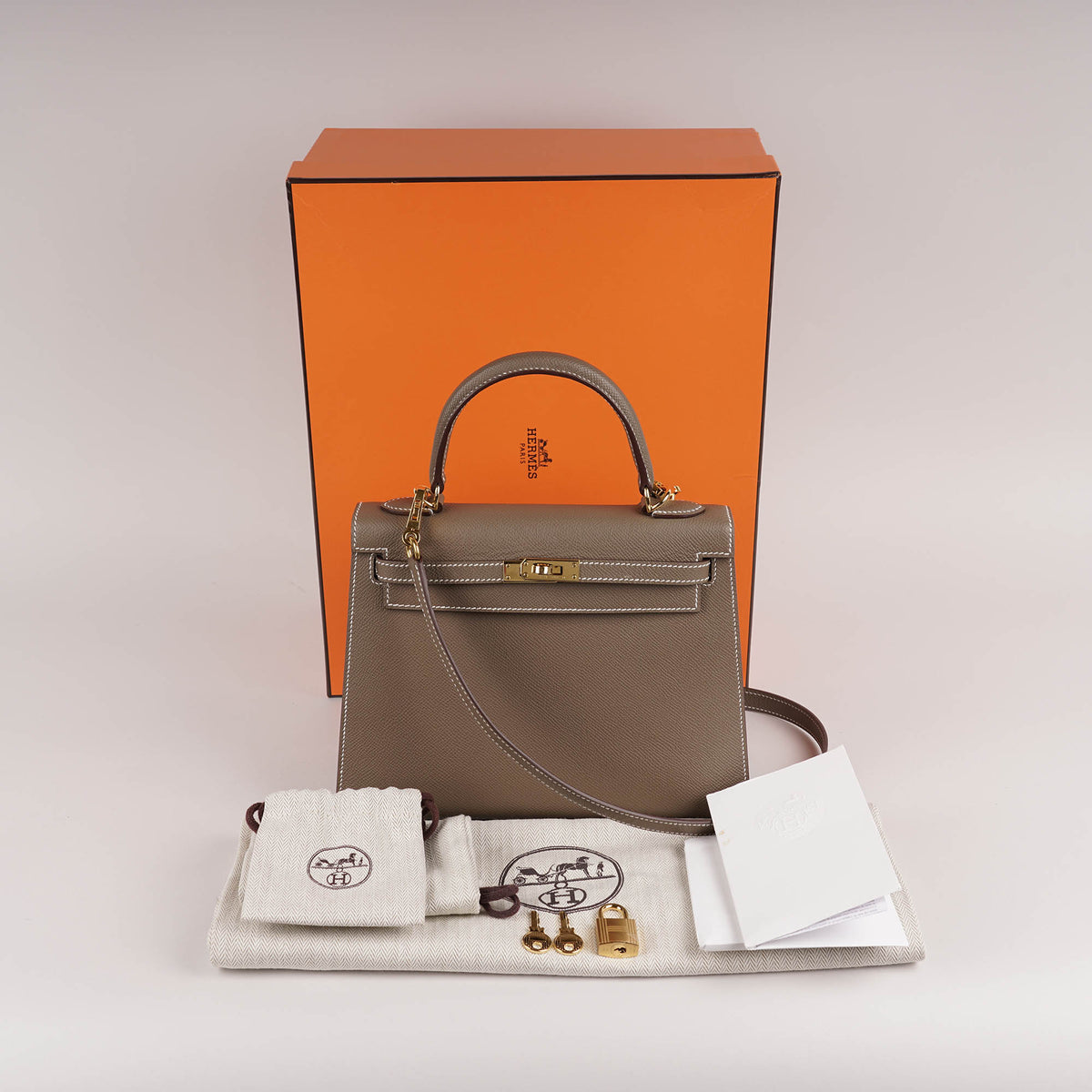 Kelly II Sellier 25 Handbag Etoupe - HERMÈS - Affordable Luxury image