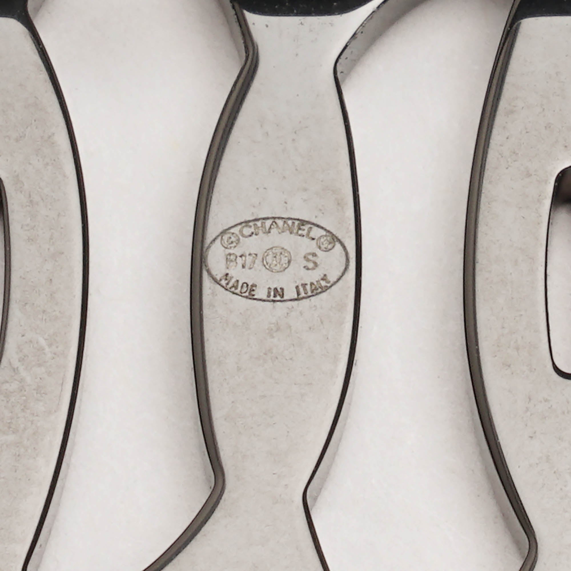 Large CC Pin Brooch - CHANEL - Affordable Luxury image