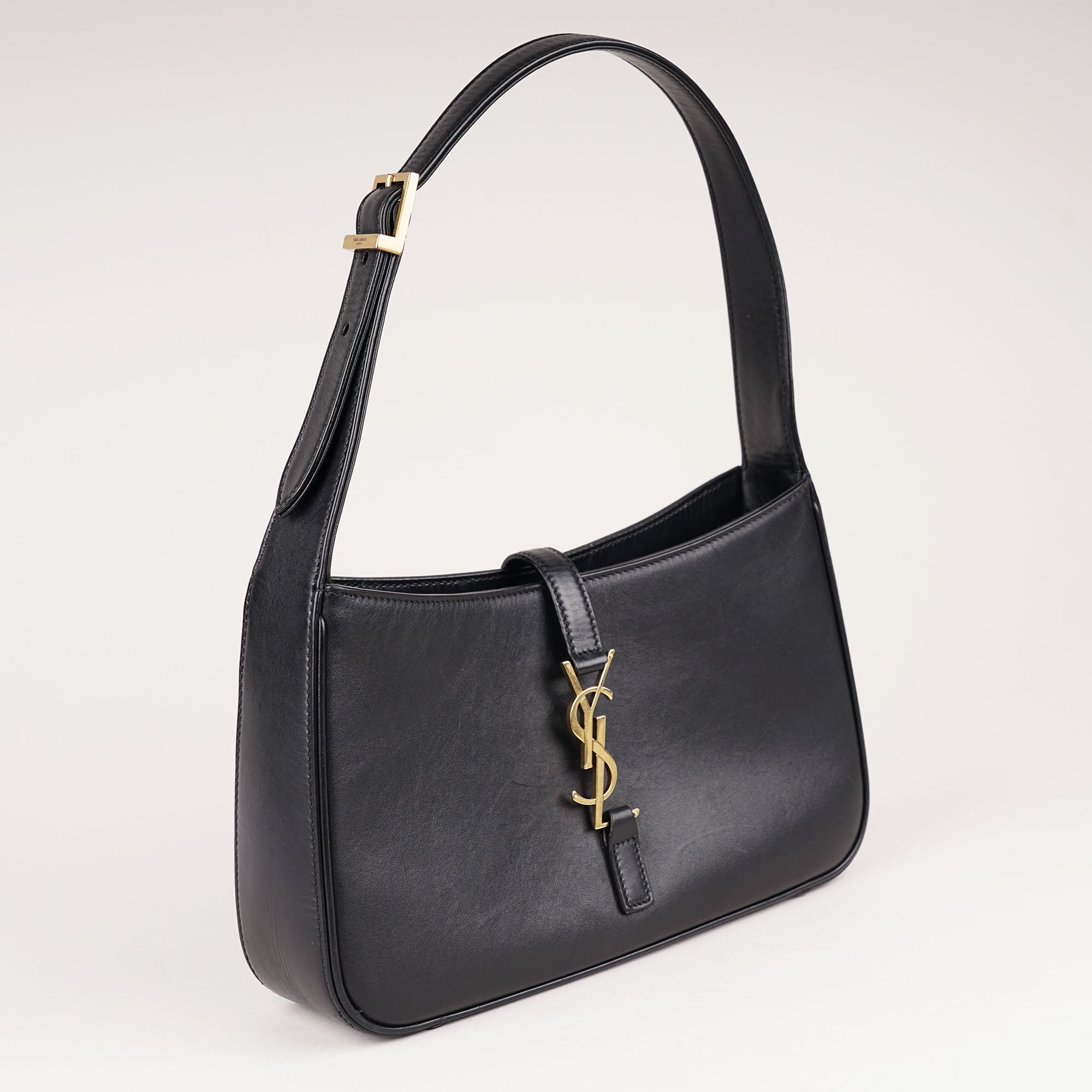 Le 5 à 7 Hobo Bag - SAINT LAURENT - Affordable Luxury image