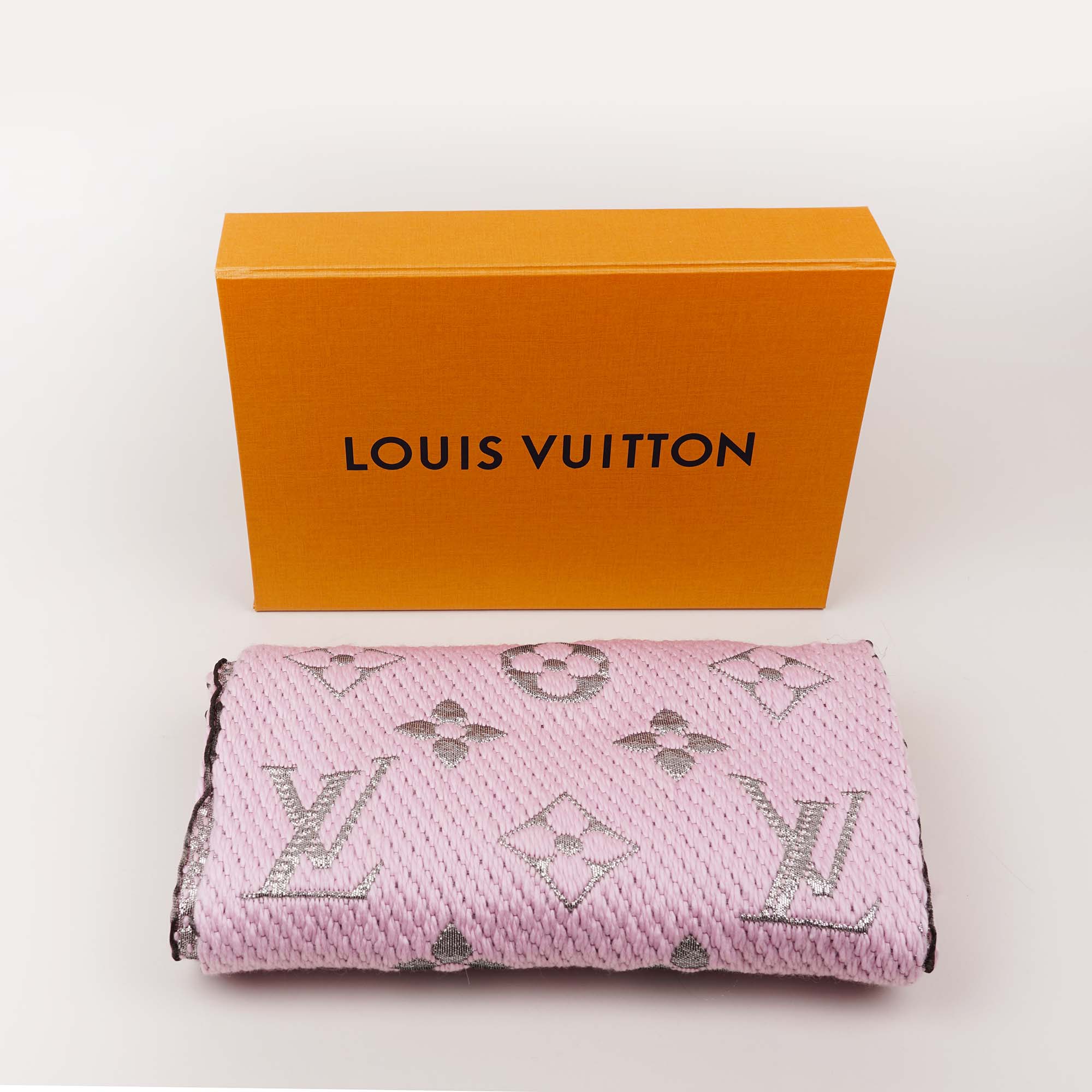 【Louis Vuitton】ロゴマニア クリスタルピンク New Vuitton Logomania Pink Shine Scarf - Vintage Lux