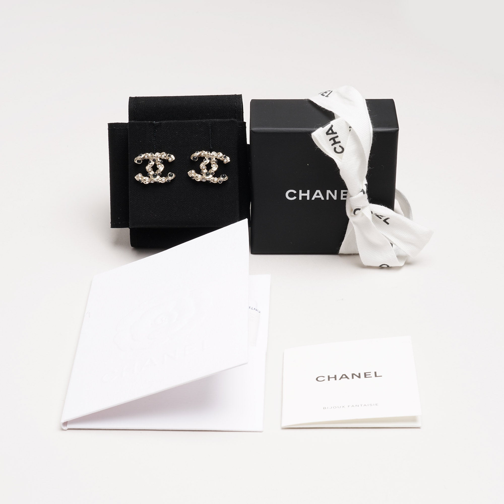 Medium CC Earrings - CHANEL - Affordable Luxury image