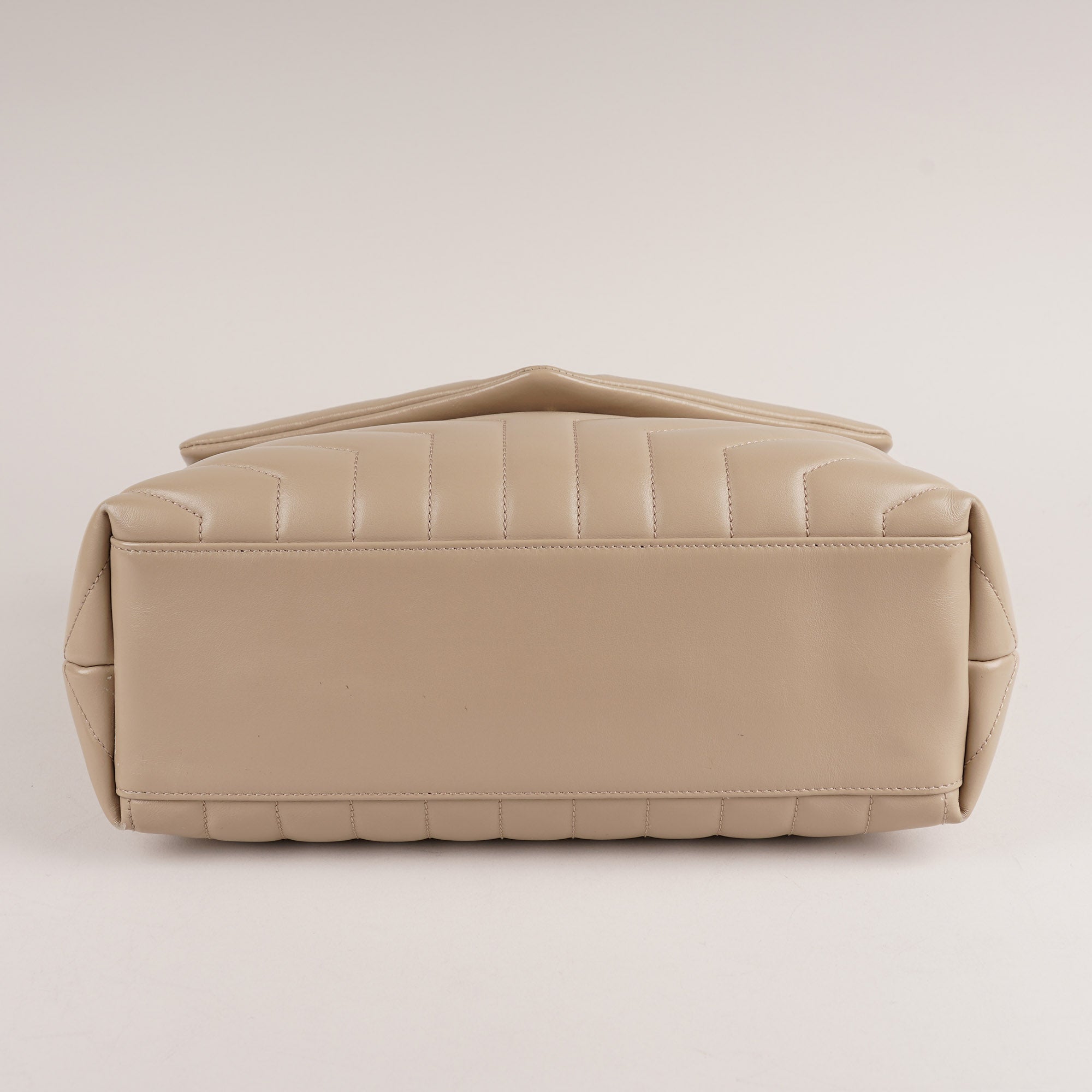 Medium LouLou Shoulder - SAINT LAURENT - Affordable Luxury image