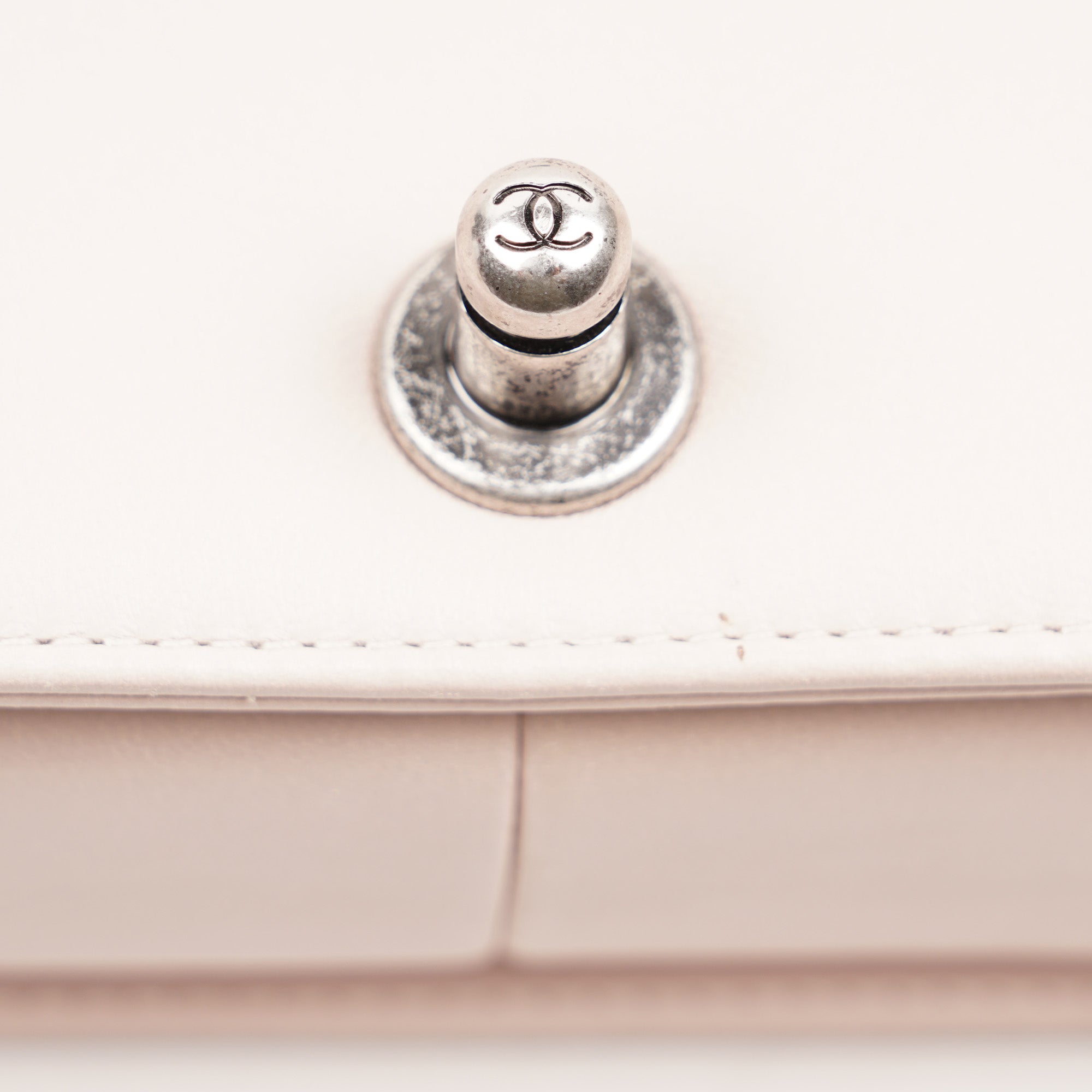 Old Medium Boy Bag - CHANEL - Affordable Luxury image