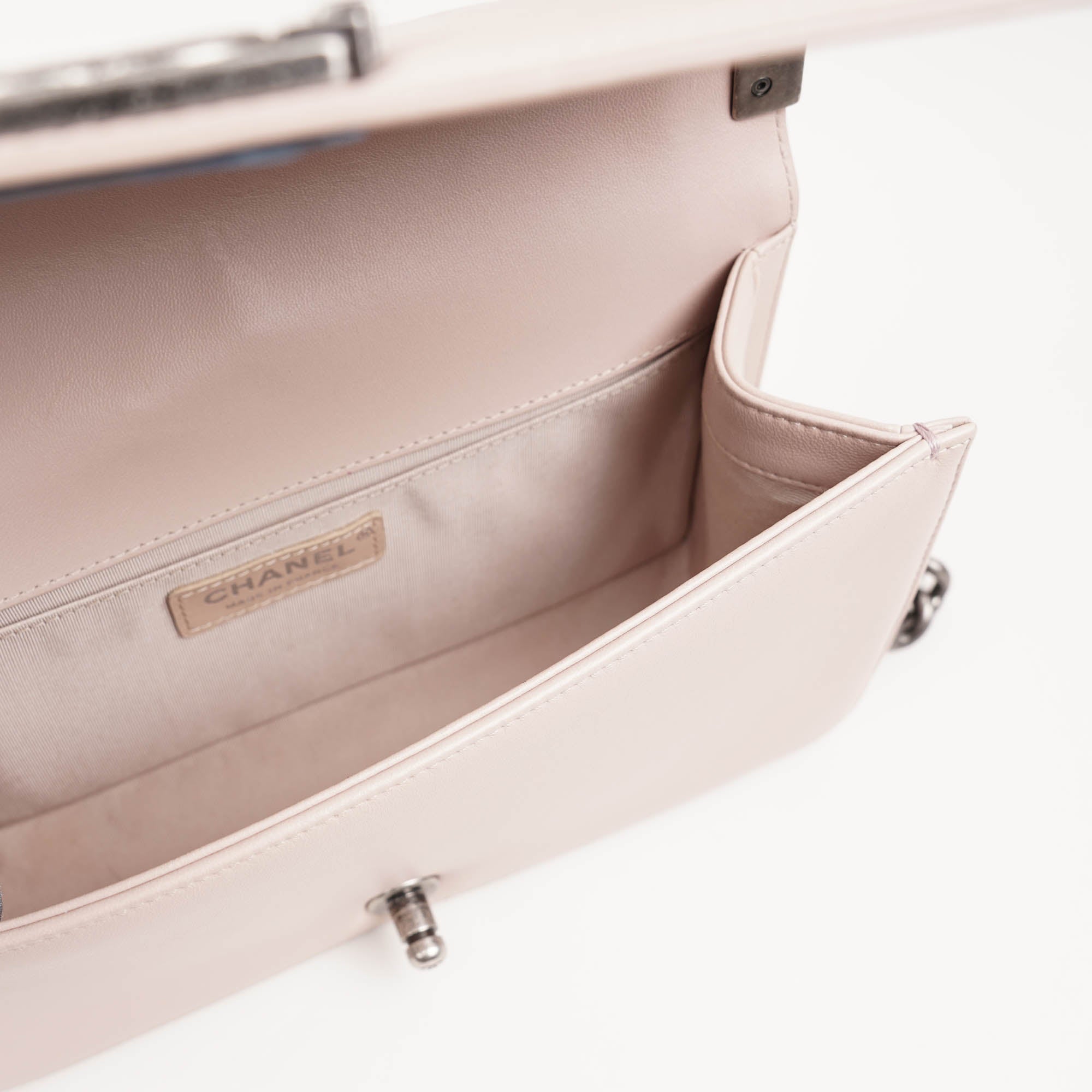 Old Medium Boy Bag - CHANEL - Affordable Luxury image