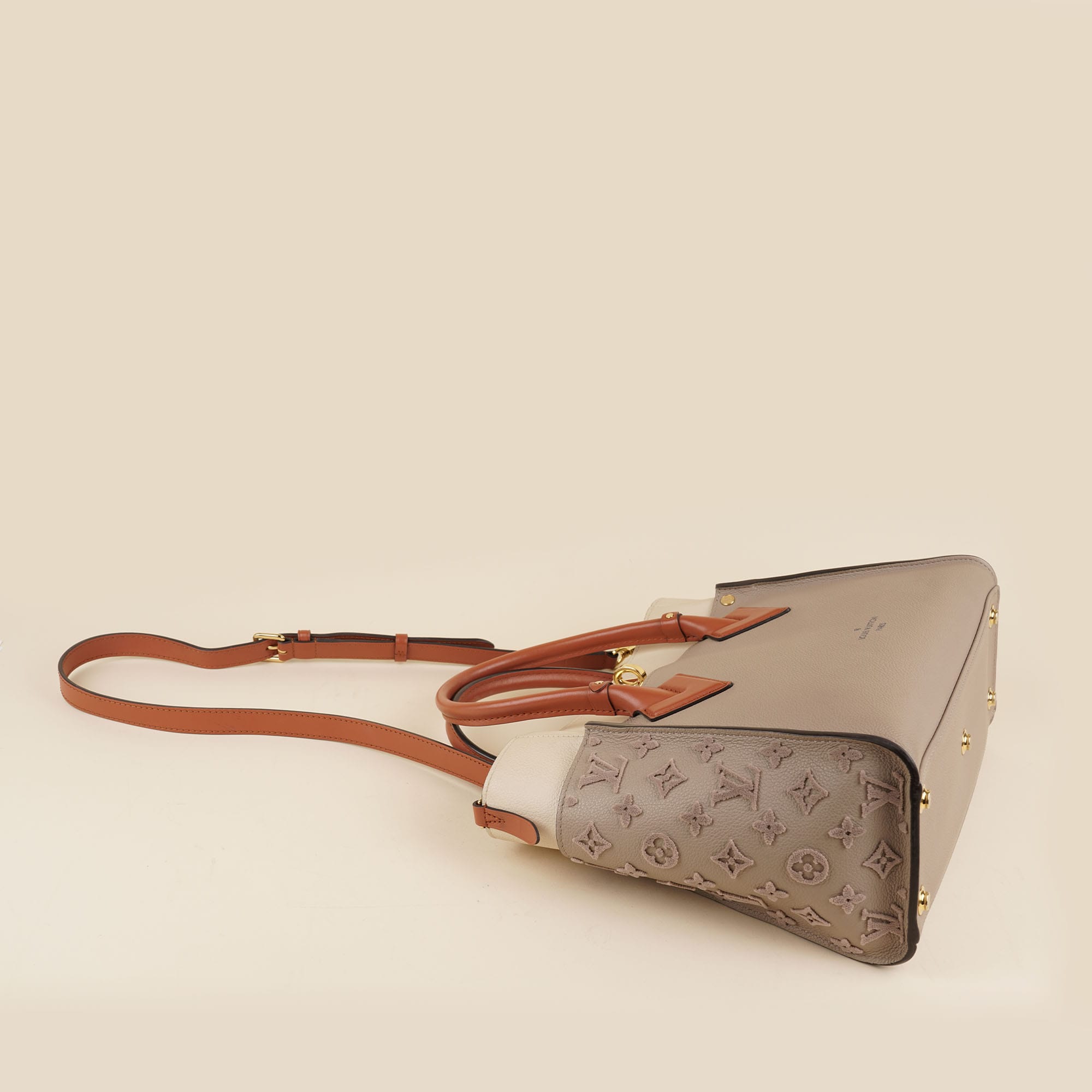 On My Side MM - LOUIS VUITTON - Affordable Luxury image