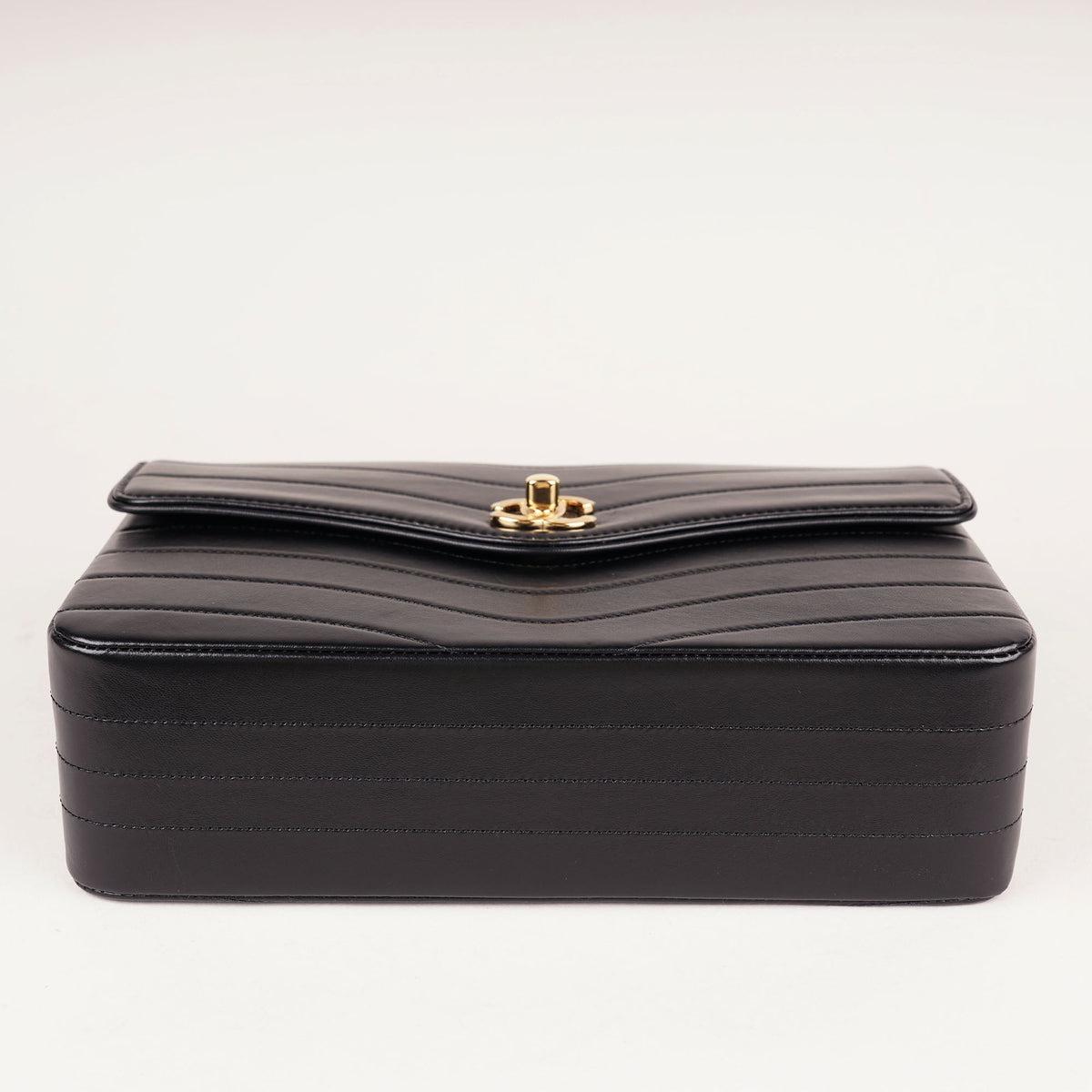 Patinated Medium Flap Bag Black Lambskin 2026 - CHANEL - Affordable Luxury image