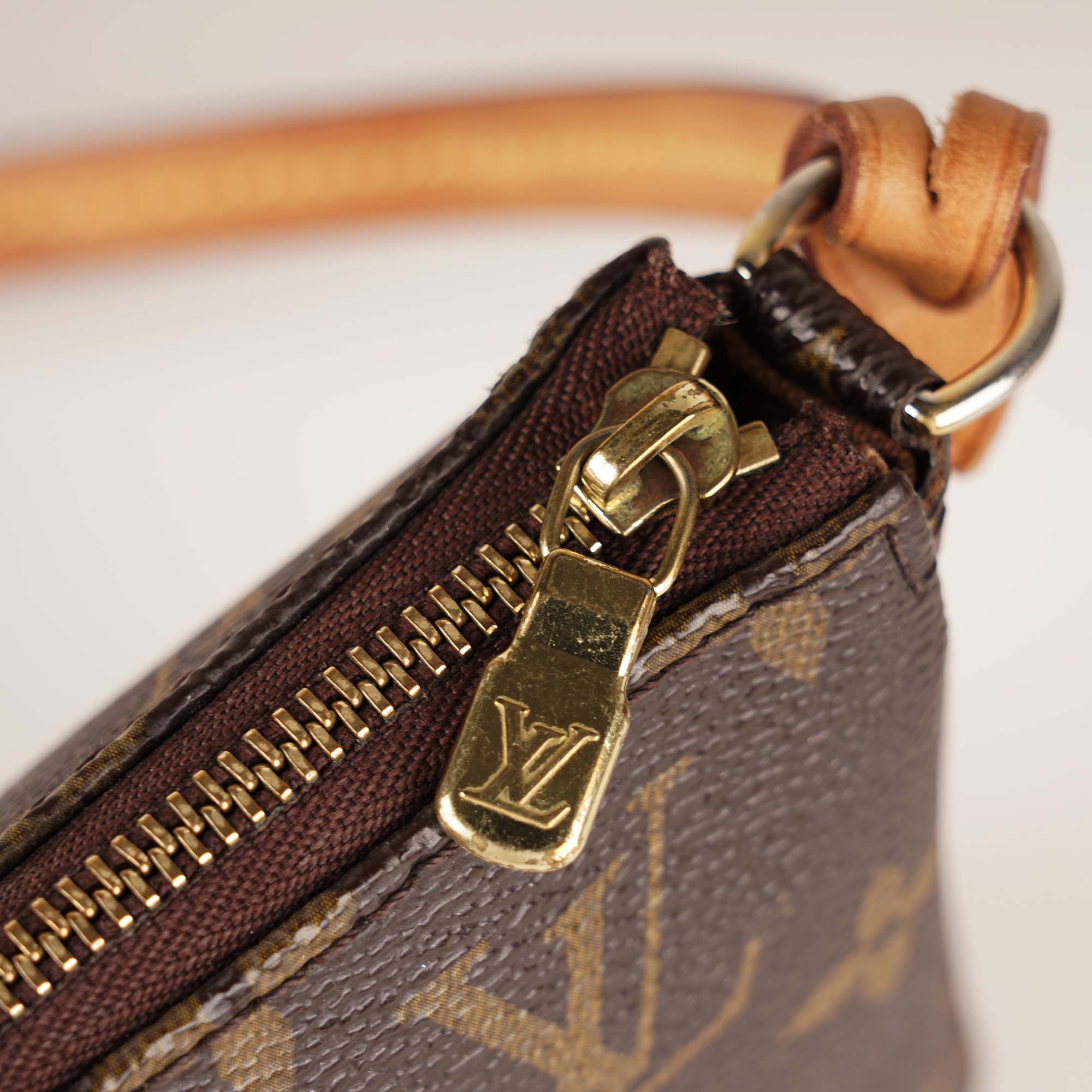 Pochette Accessoires Monogram Canvas - LOUIS VUITTON - Affordable Luxury image