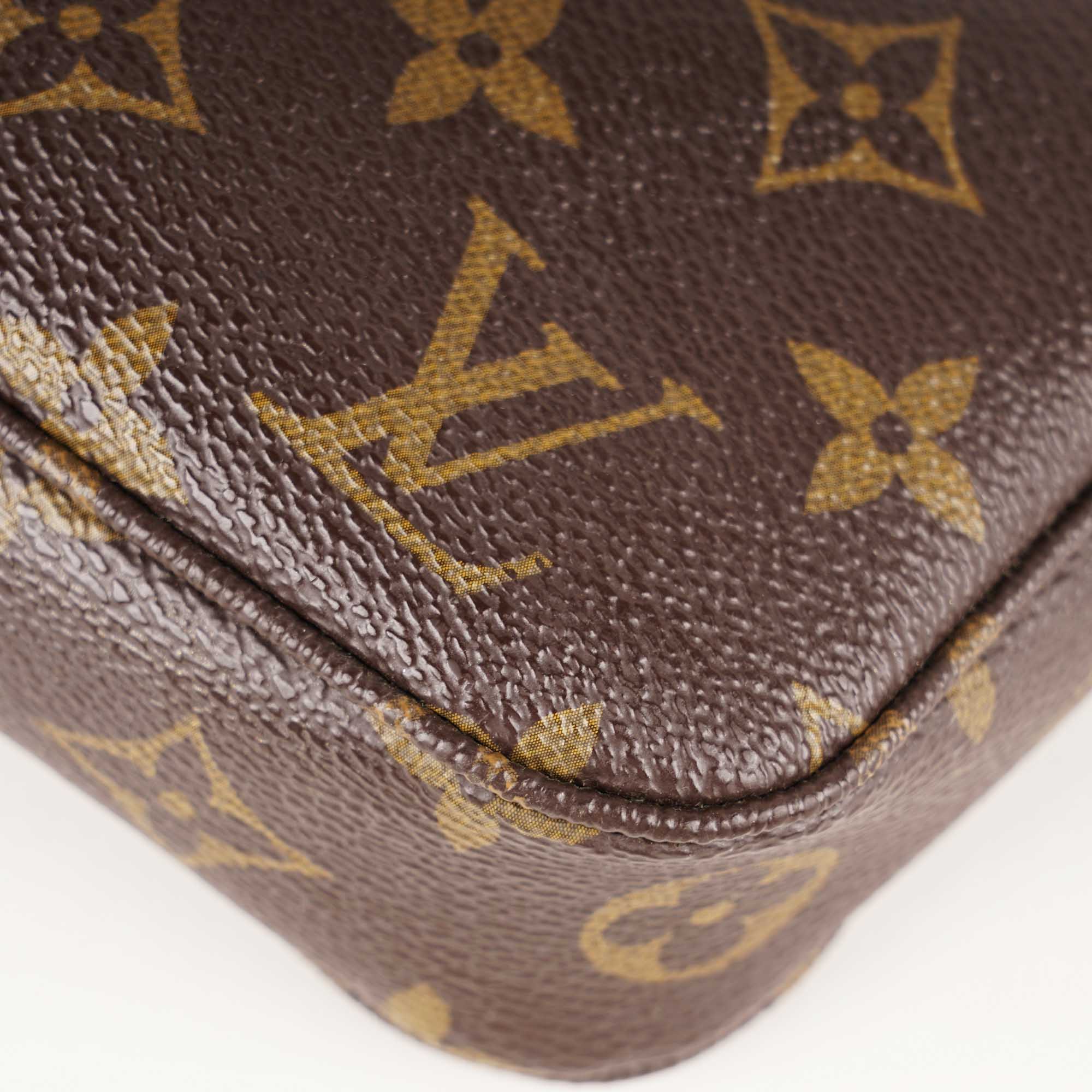 Pochette Accessoires Monogram Canvas - LOUIS VUITTON - Affordable Luxury image