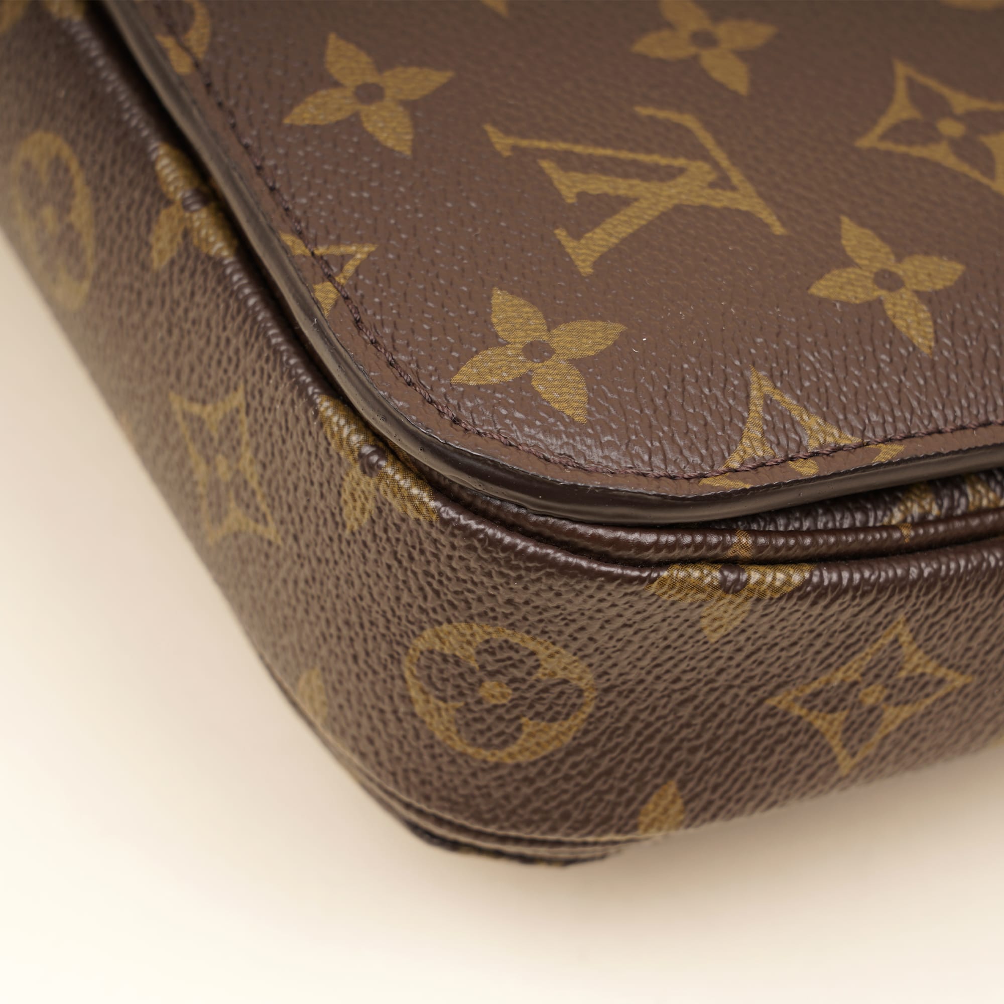 Pochette Metis Bag - LOUIS VUITTON - Affordable Luxury image