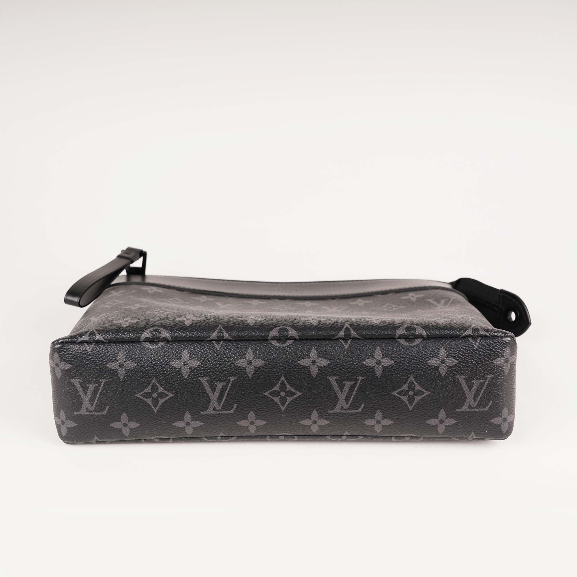 Pochette Voyage Souple - LOUIS VUITTON - Affordable Luxury image