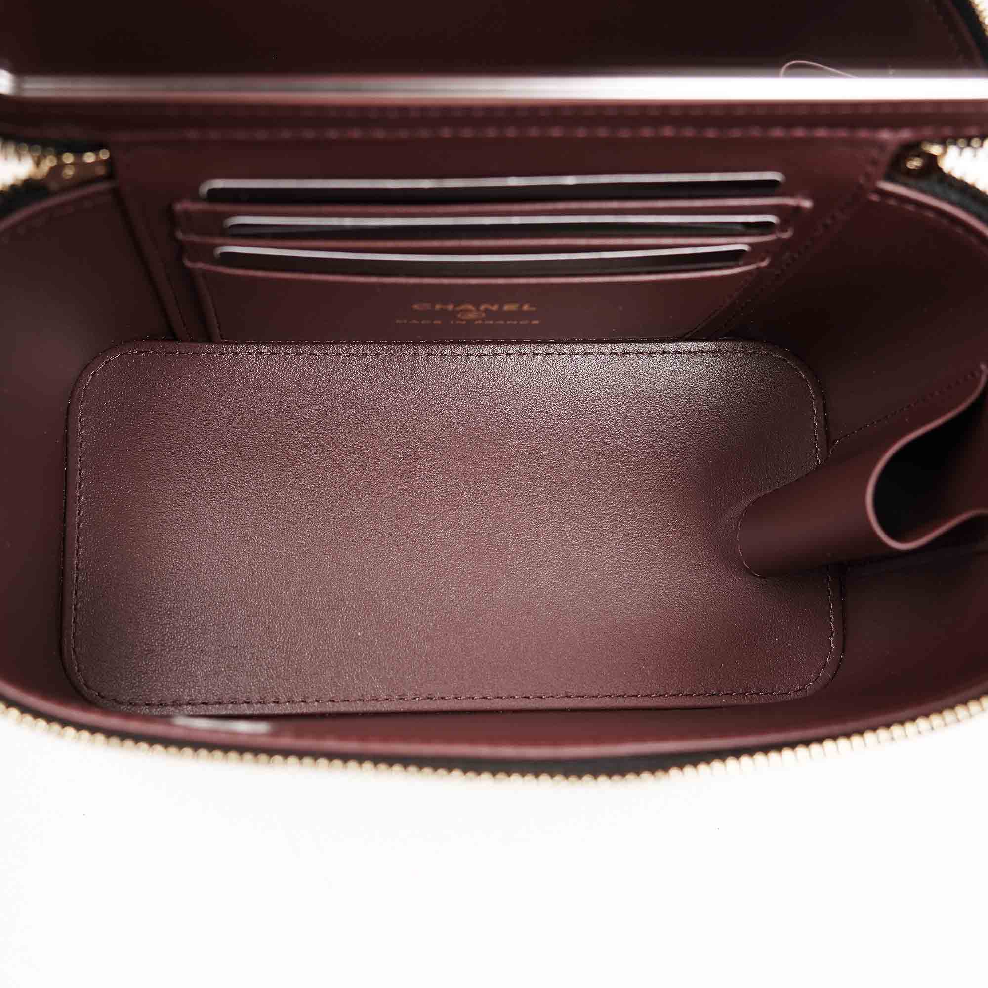 Small Vanity on Chain - CHANEL - Affordable Luxury image