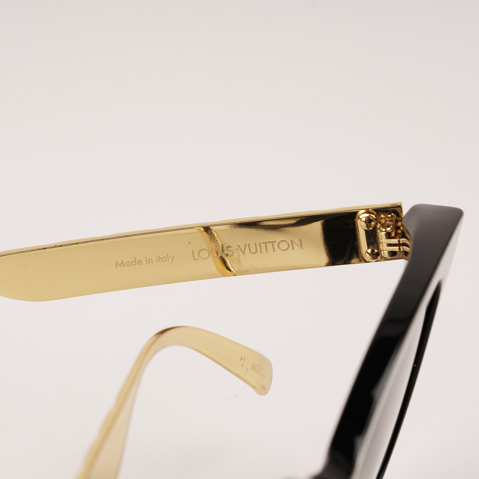 Sunglasses Black/Gold Monogram - LOUIS VUITTON - Affordable Luxury image