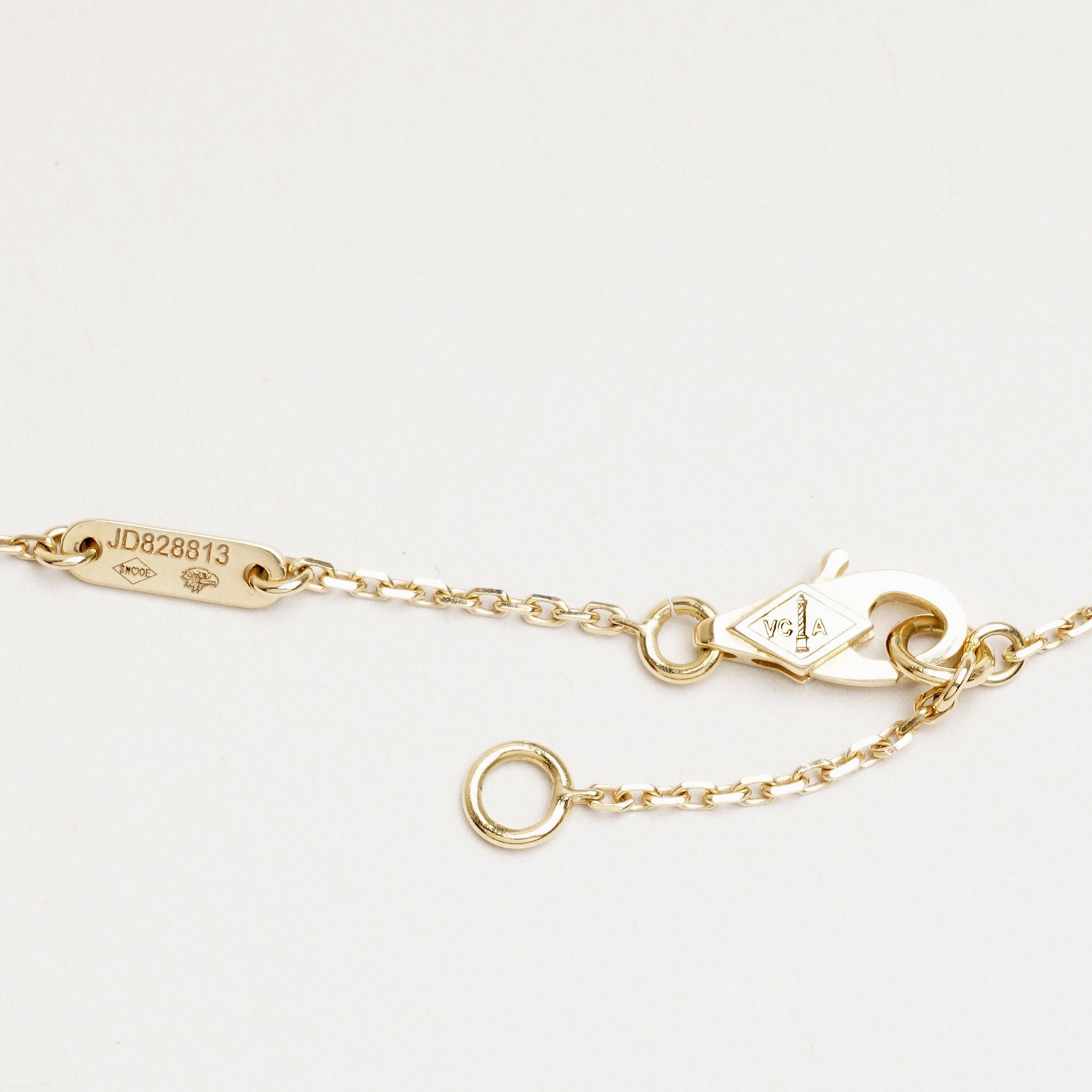 Sweet Alhambra Pendant Necklace - VAN CLEEF & ARPELS - Affordable Luxury image