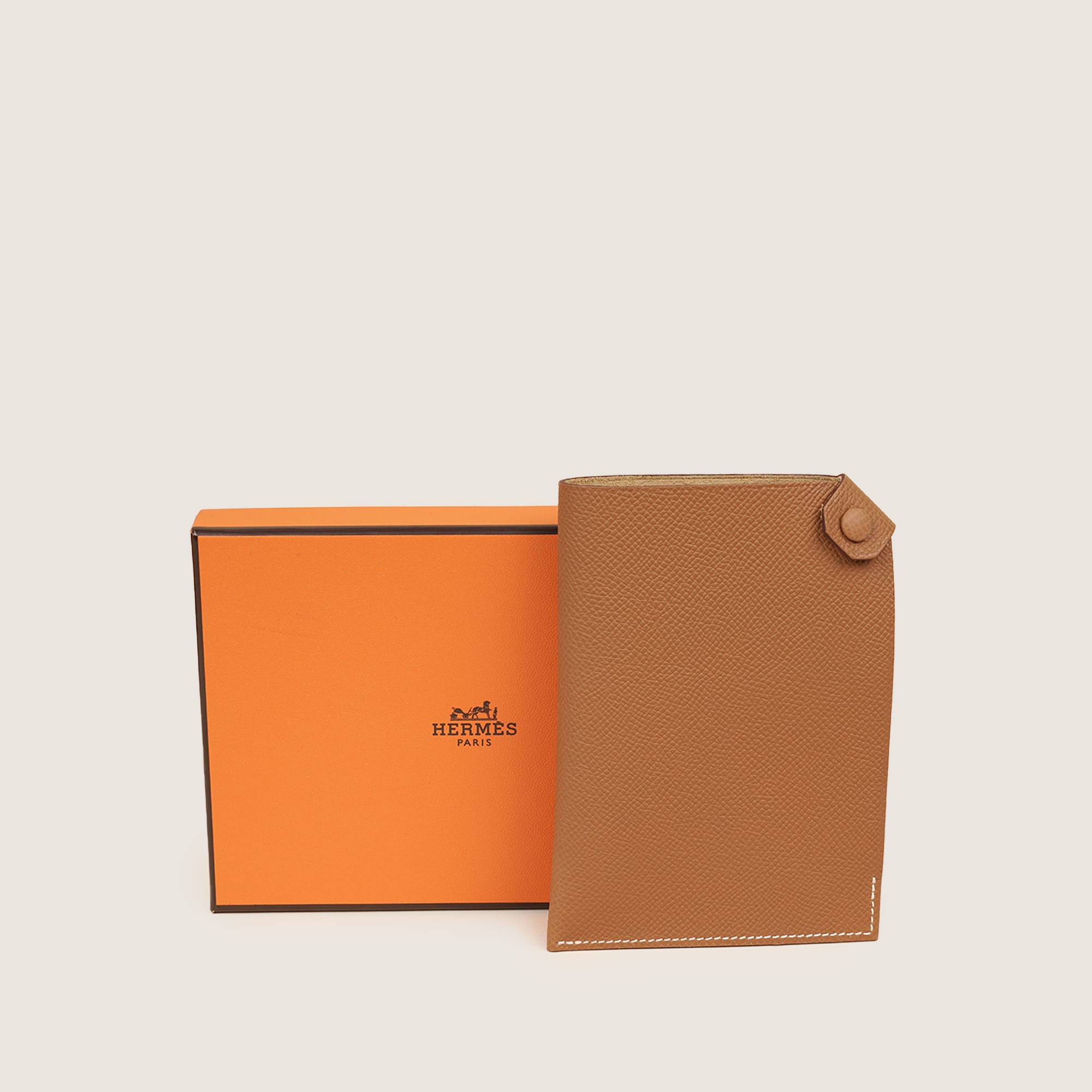 Tarmac Passport Cover PM - HERMÈS - Affordable Luxury image