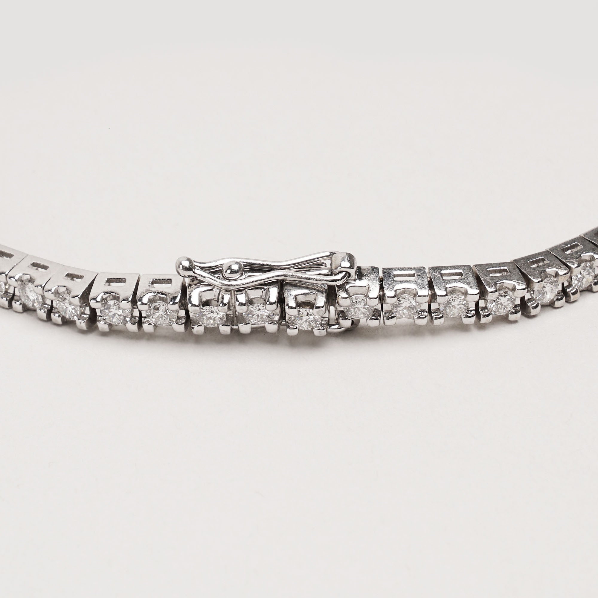 Tennis Bracelet 18k White Gold & 1,86ct Diamonds - ÖVRIGA MÄRKEN - Affordable Luxury image