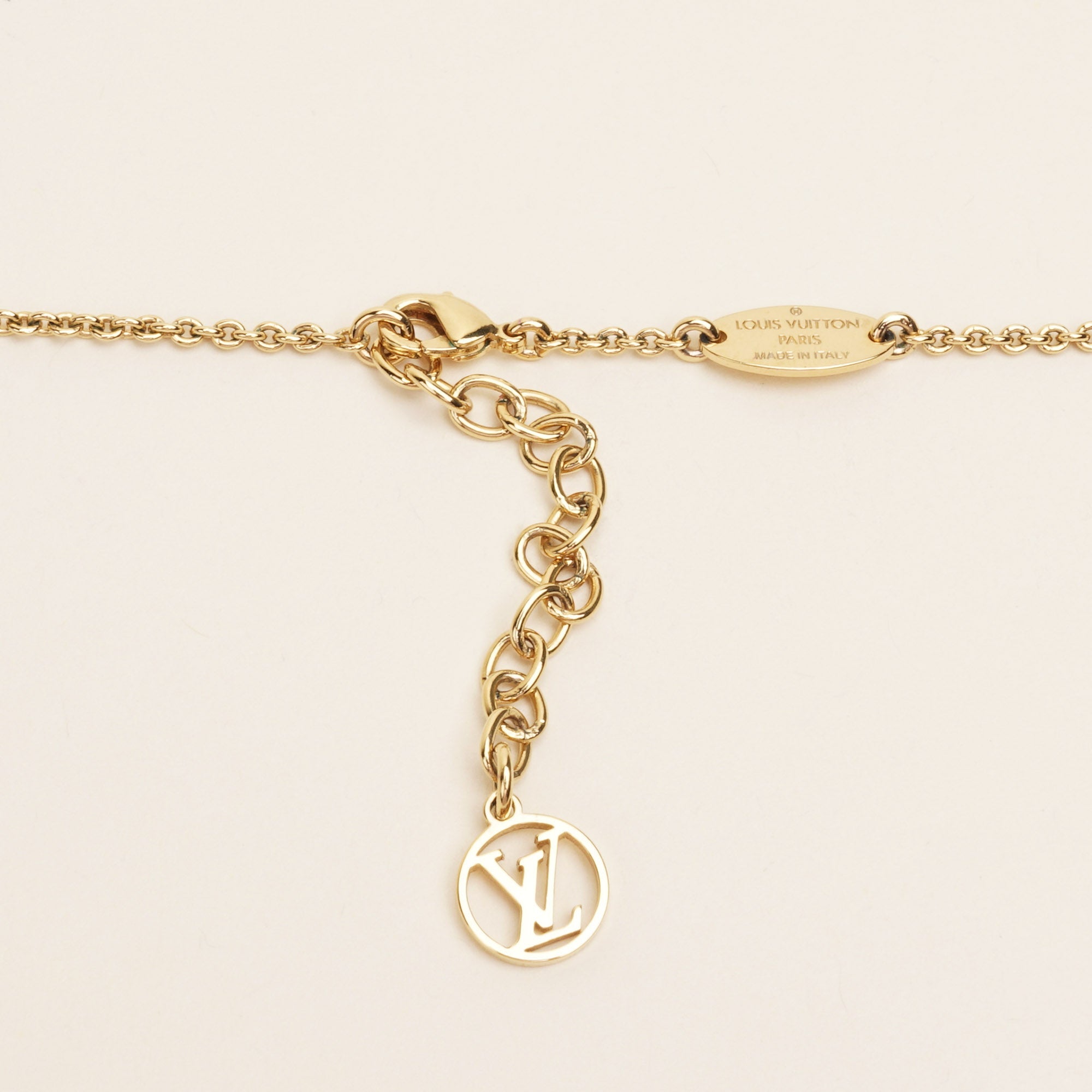 V Necklace - LOUIS VUITTON - Affordable Luxury image