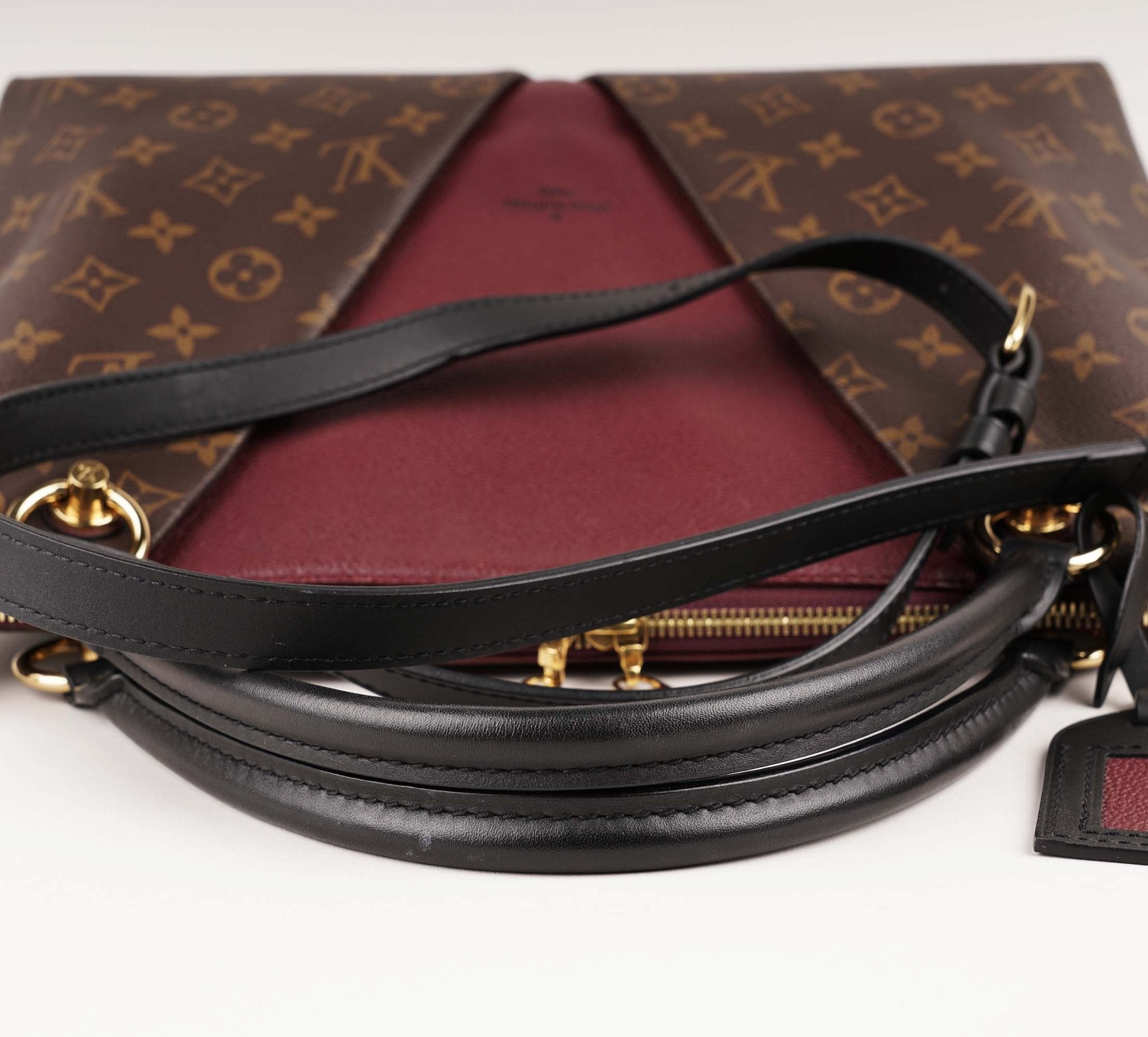 V Tote MM - LOUIS VUITTON - Affordable Luxury image