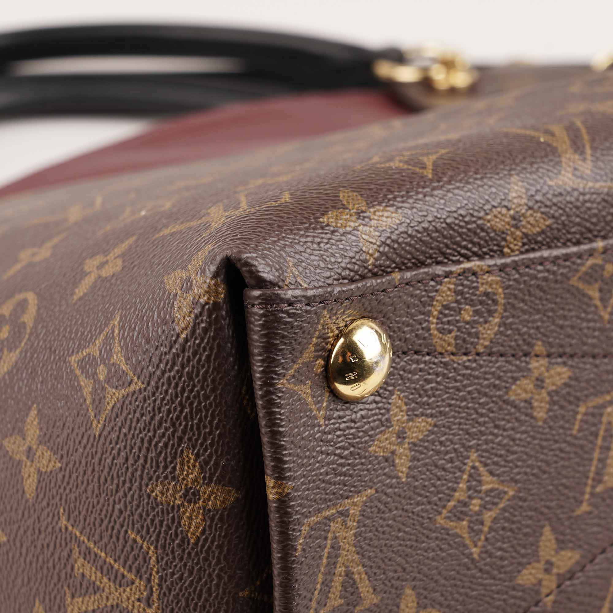 V Tote MM - LOUIS VUITTON - Affordable Luxury image